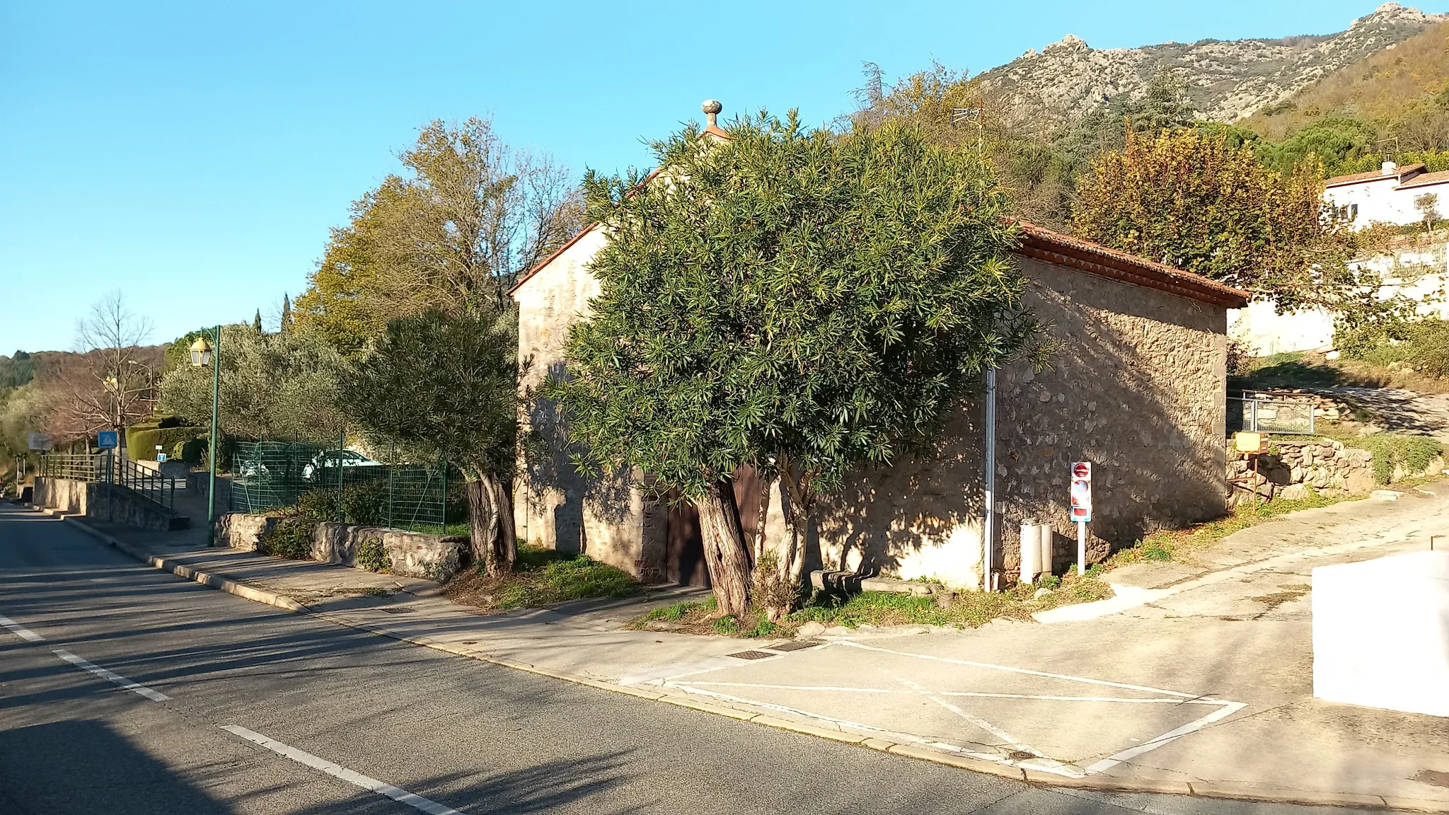 Maison en pierre avec garage et terrain constructible à Colombières-sur-Orb 