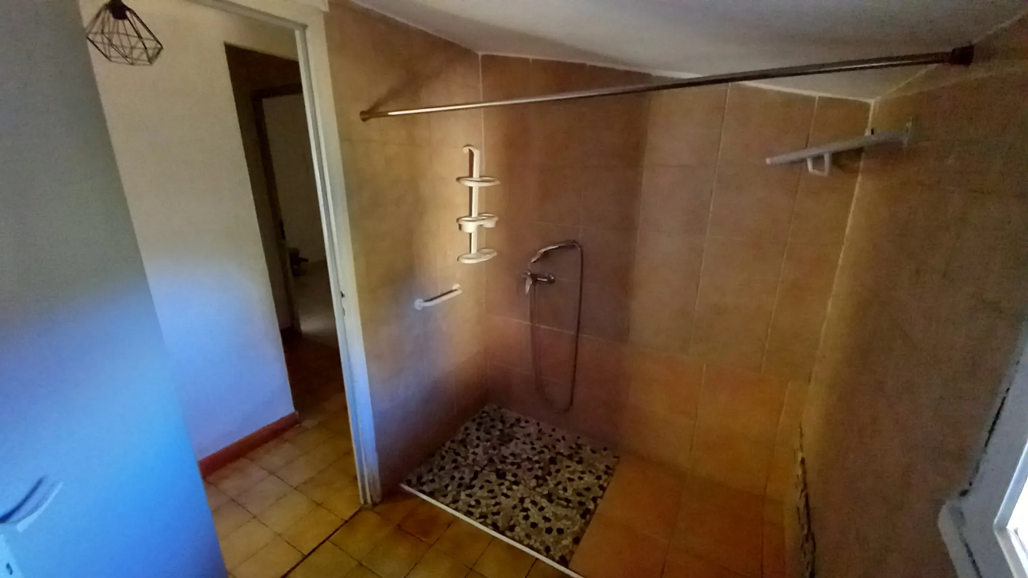 Maison en pierre avec garage et terrain constructible à Colombières-sur-Orb 