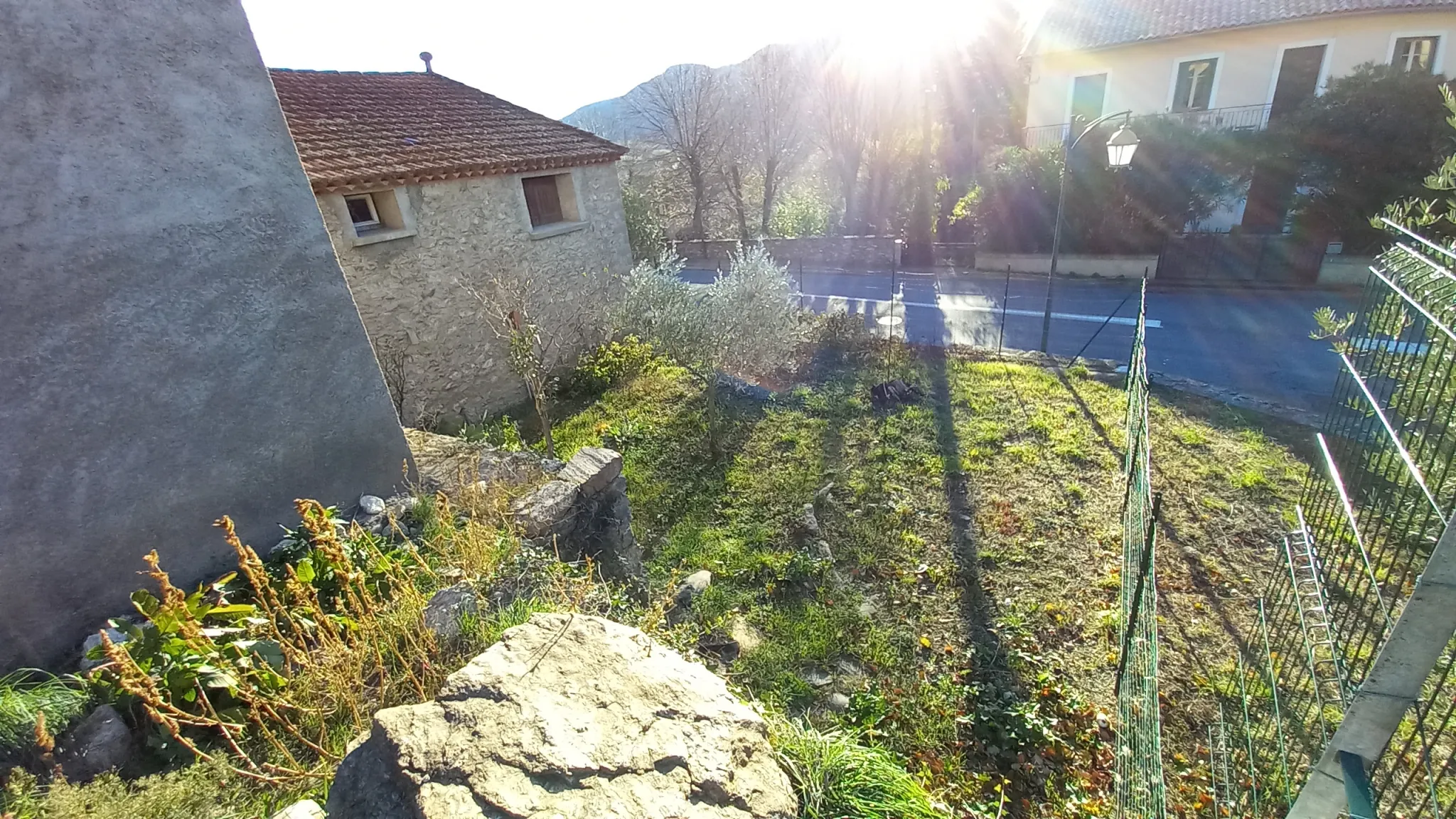 Maison en pierre avec garage et terrain constructible à Colombières-sur-Orb 