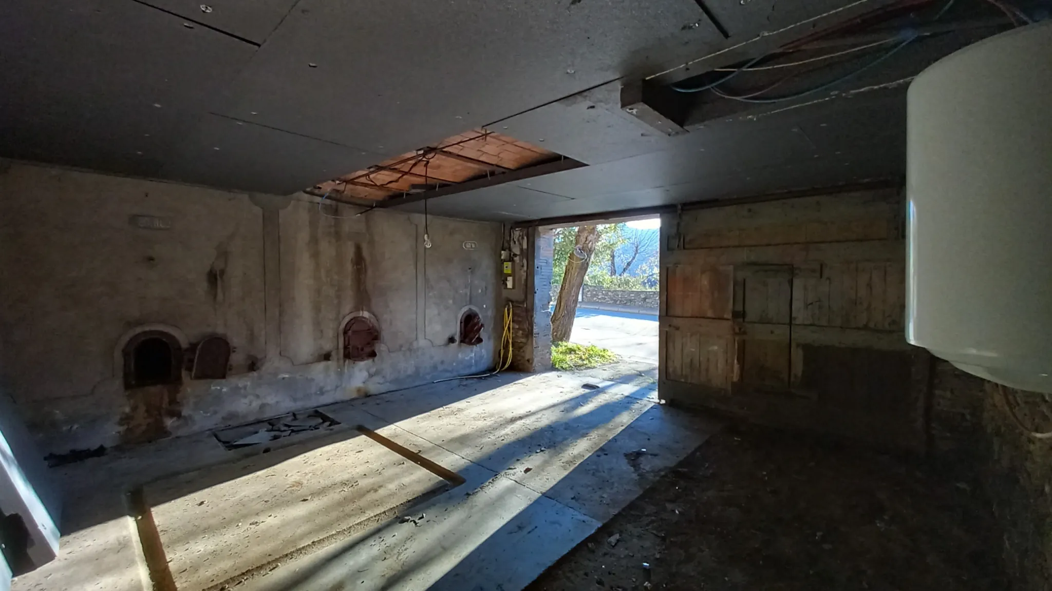 Maison en pierre avec garage et terrain constructible à Colombières-sur-Orb 