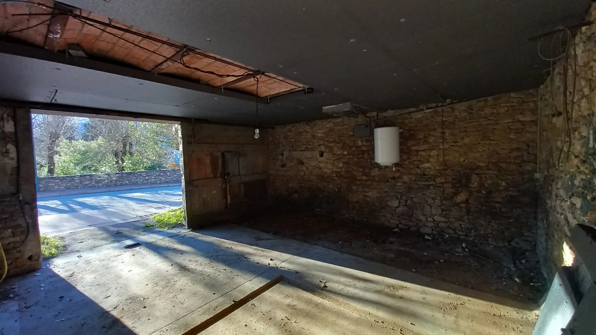 Maison en pierre avec garage et terrain constructible à Colombières-sur-Orb 