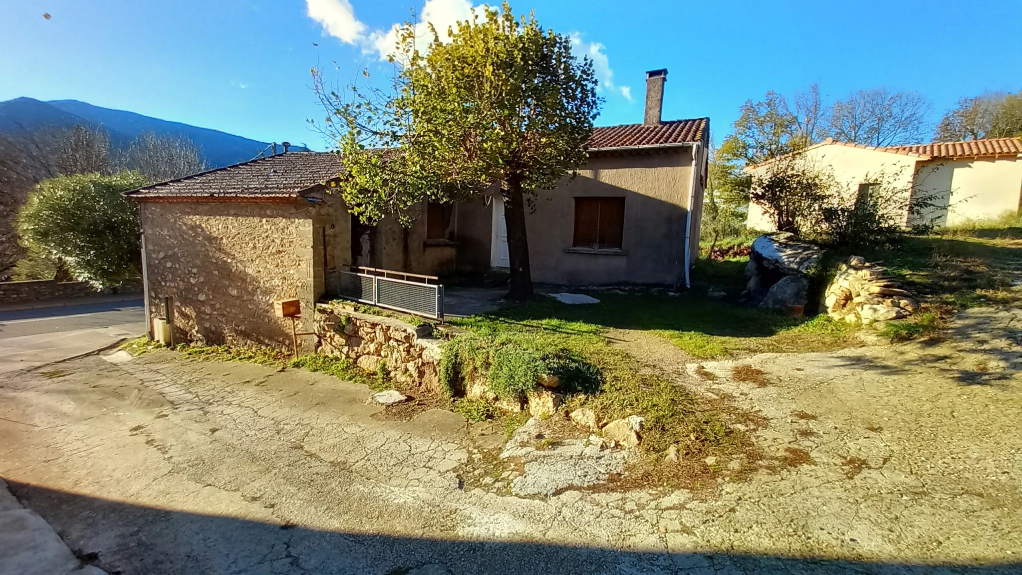 Maison en pierre avec garage et terrain constructible à Colombières-sur-Orb 