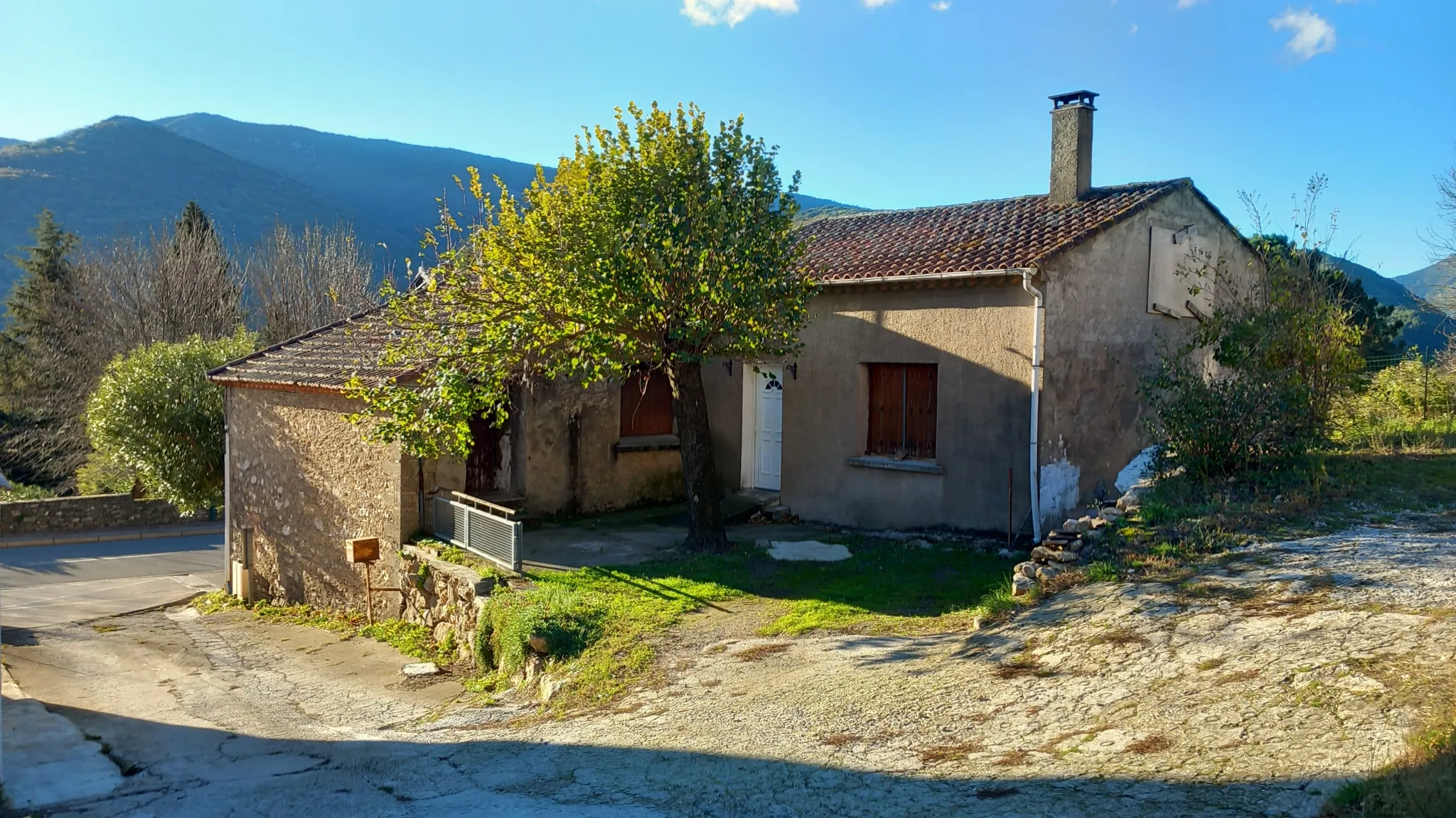 Maison en pierre avec garage et terrain constructible à Colombières-sur-Orb
