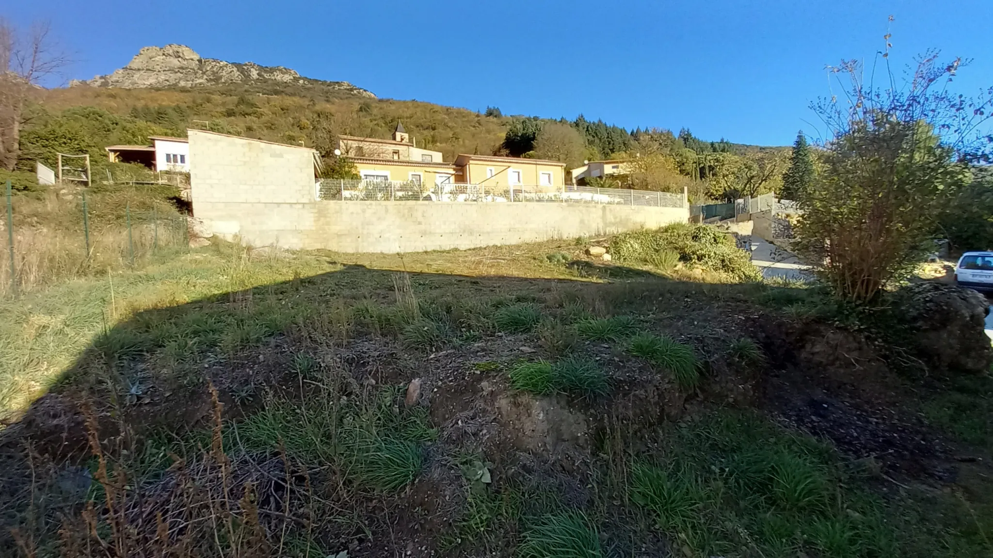 Maison en pierre avec garage et terrain constructible à Colombières-sur-Orb 