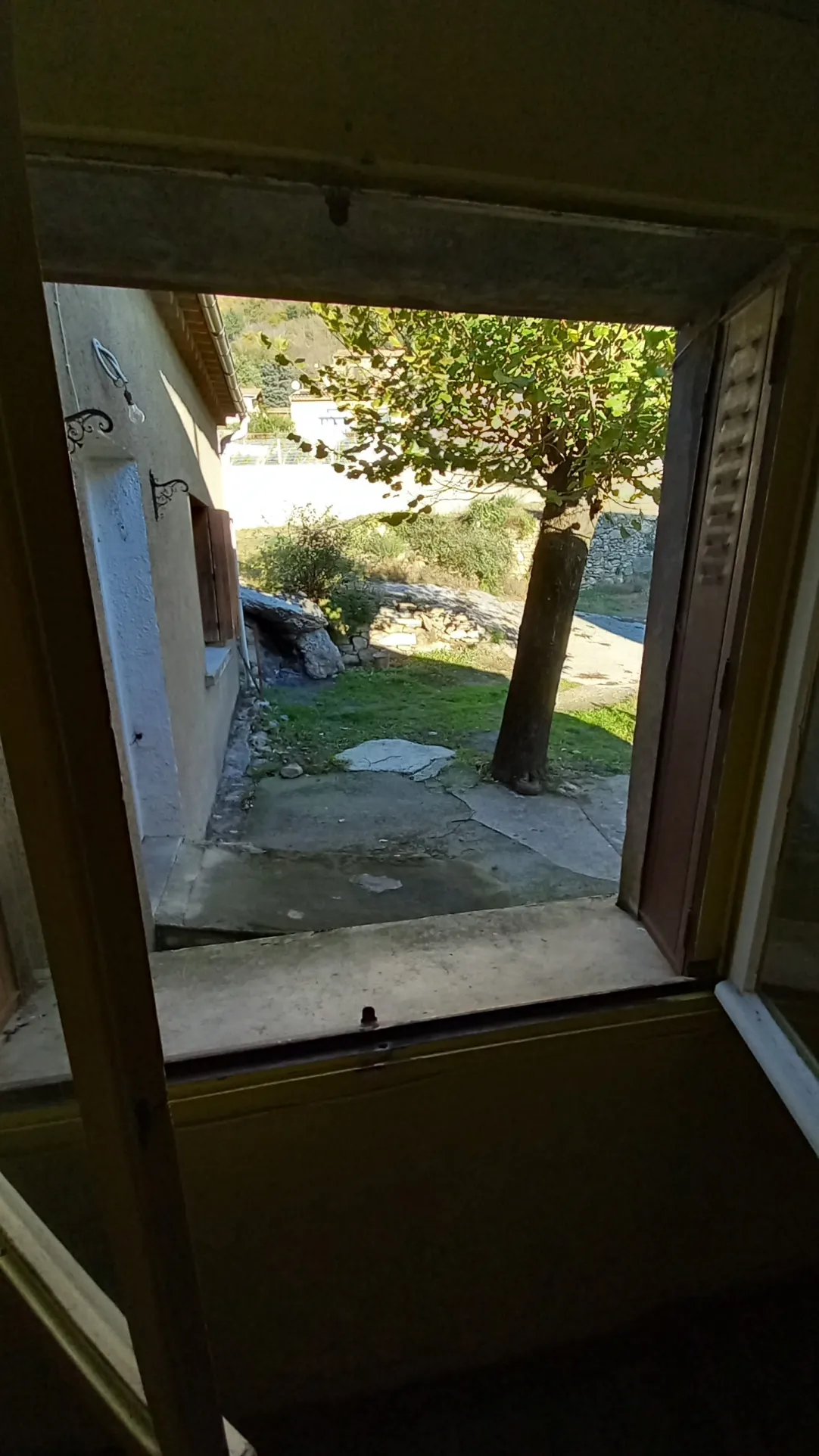 Maison en pierre avec garage et terrain constructible à Colombières-sur-Orb 