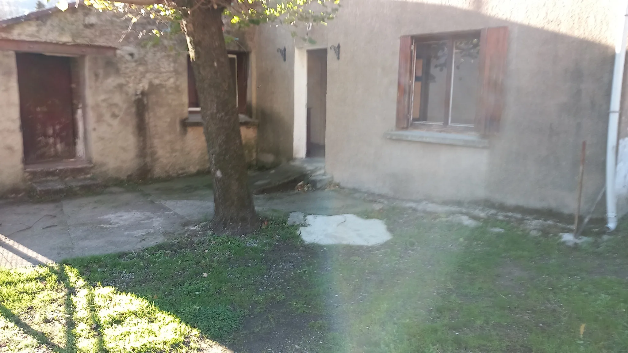 Maison en pierre avec garage et terrain constructible à Colombières-sur-Orb 