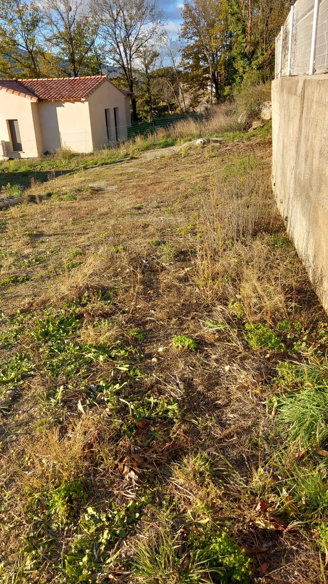 Maison en pierre avec garage et terrain constructible à Colombières-sur-Orb 