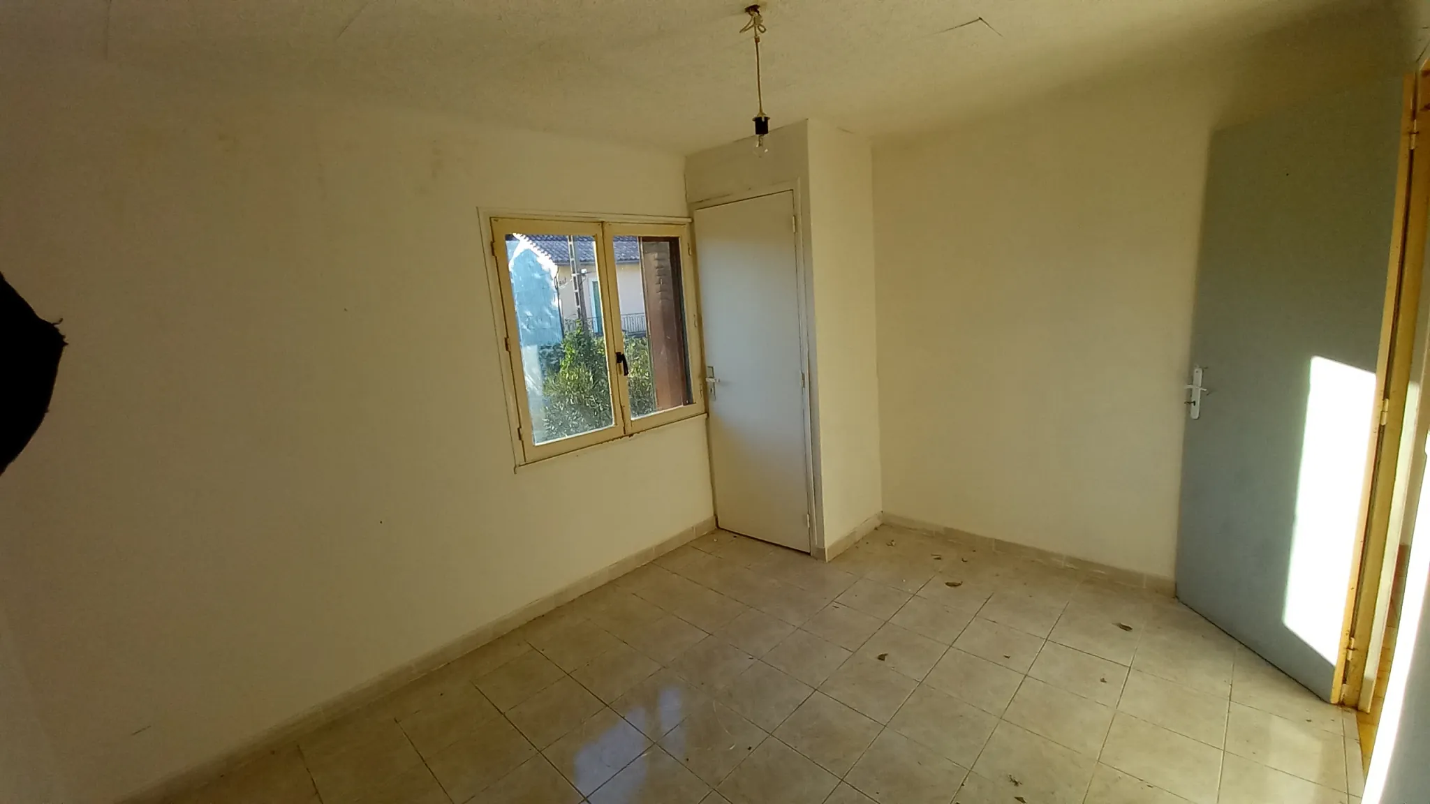 Maison en pierre avec garage et terrain constructible à Colombières-sur-Orb 