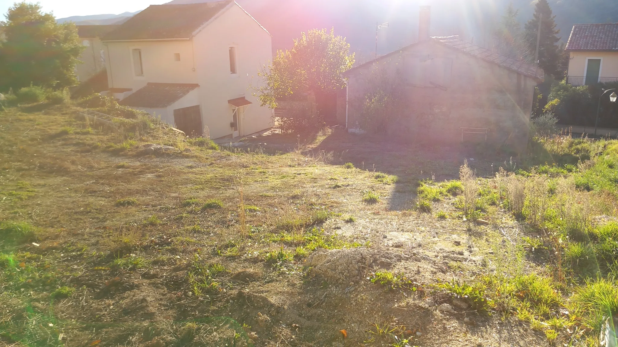 Maison en pierre avec garage et terrain constructible à Colombières-sur-Orb 