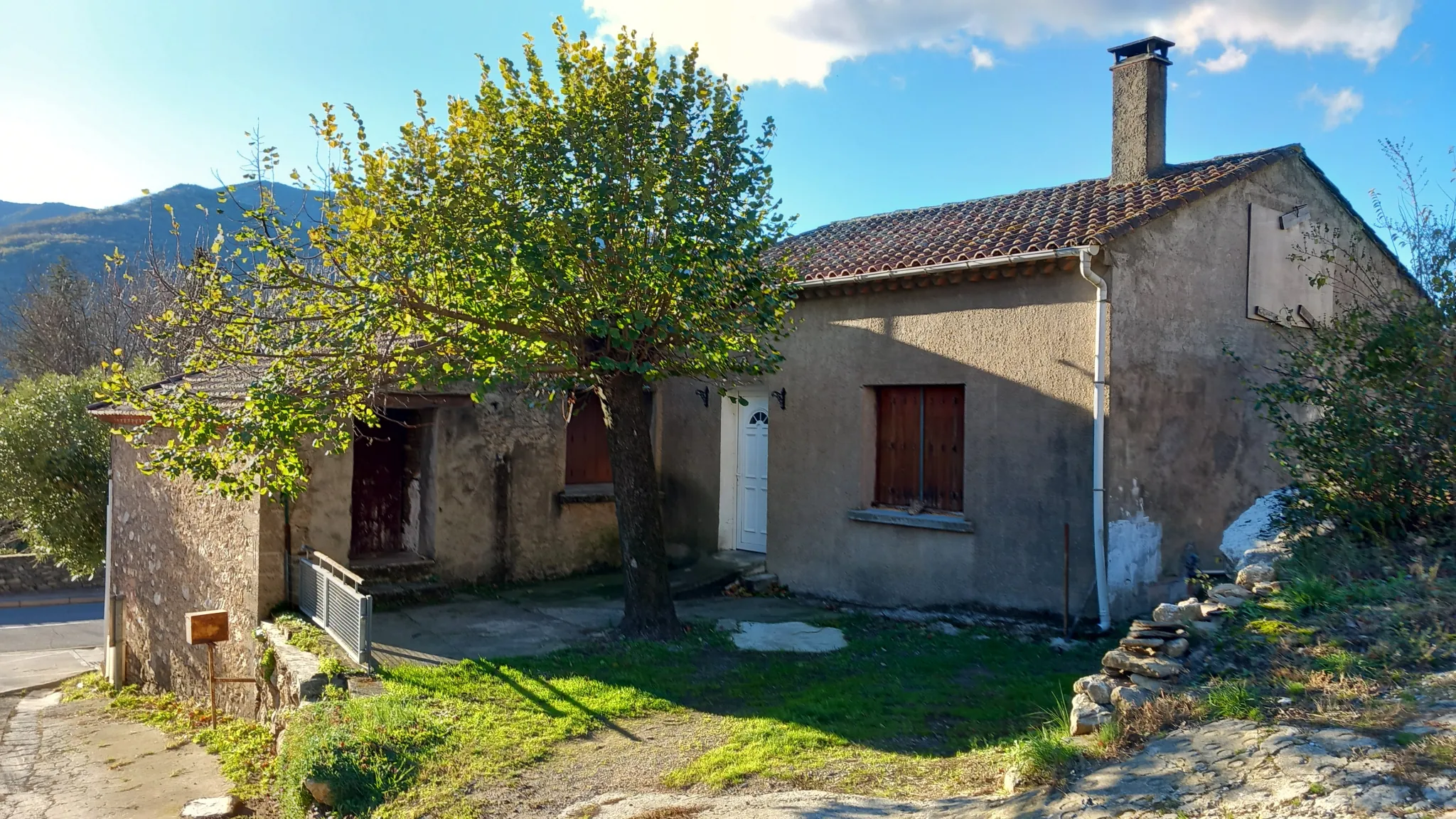 Maison en pierre avec garage et terrain constructible à Colombières-sur-Orb 
