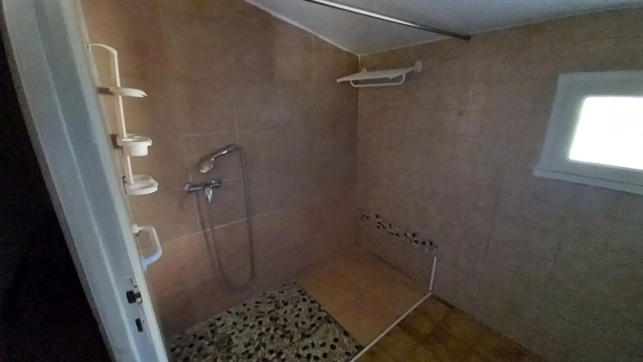 Maison en pierre avec garage et terrain constructible à Colombières-sur-Orb 