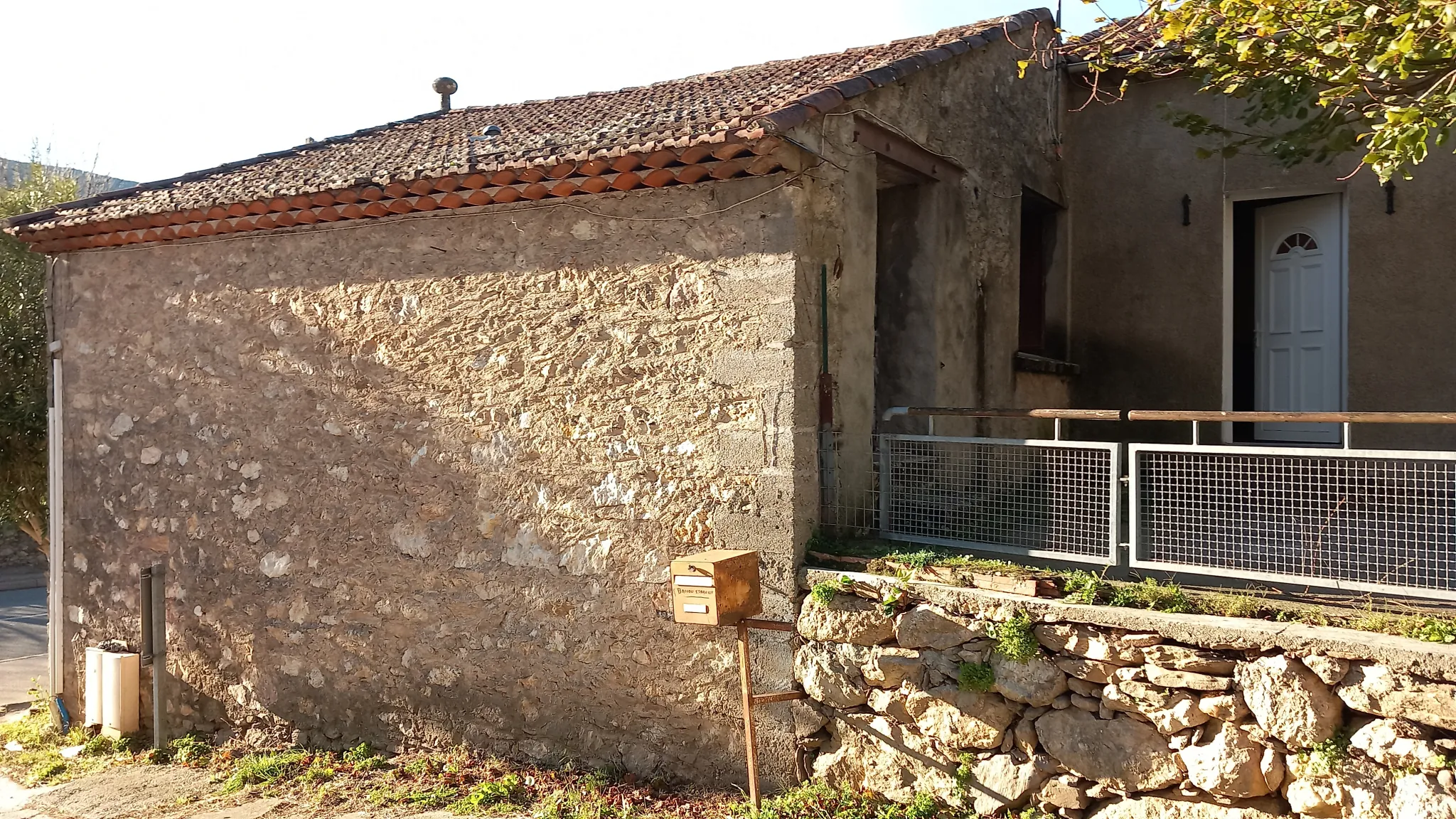 Maison en pierre avec garage et terrain constructible à Colombières-sur-Orb 