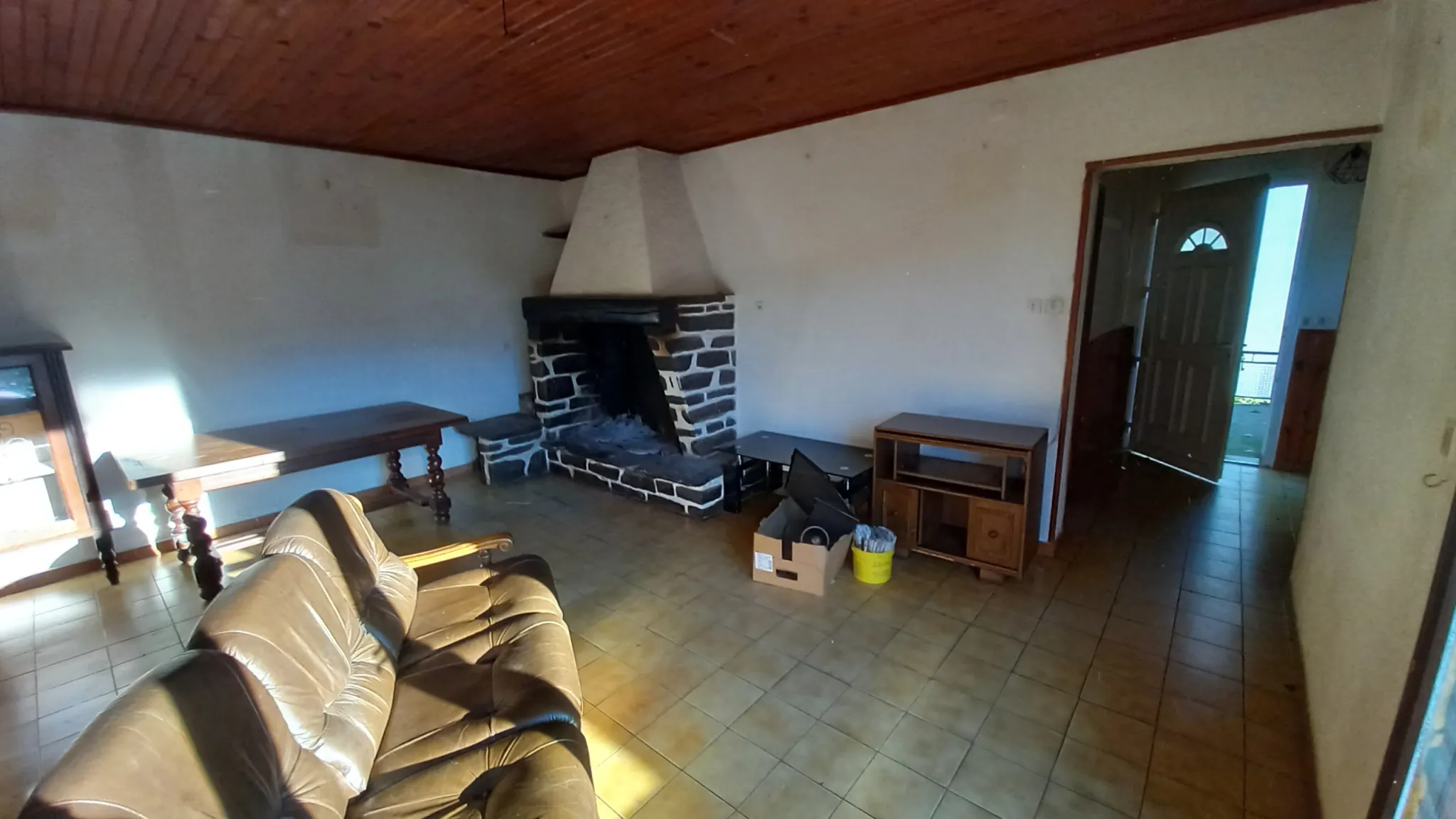 Maison en pierre avec garage et terrain constructible à Colombières-sur-Orb 