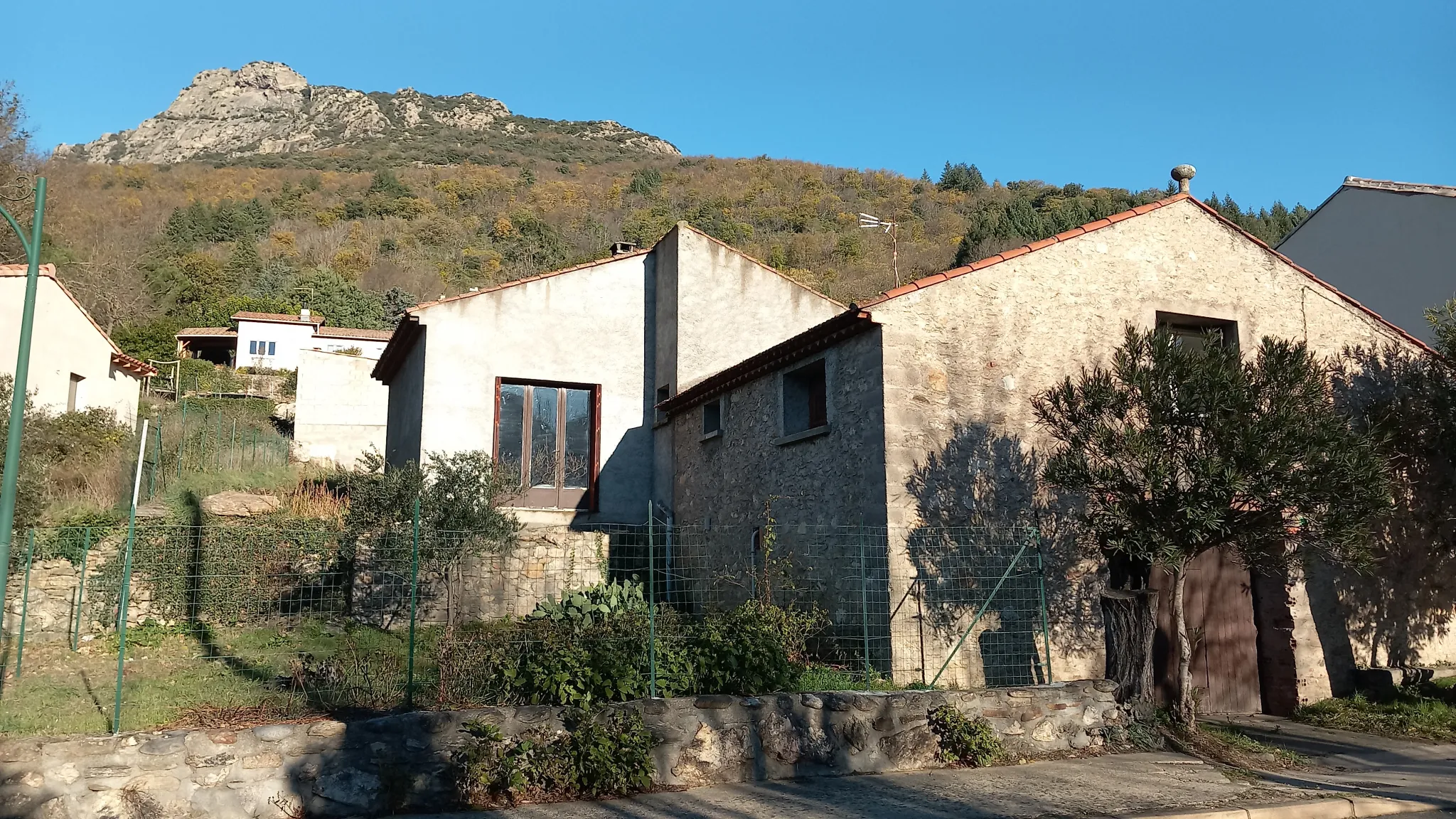 Maison en pierre avec garage et terrain constructible à Colombières-sur-Orb 