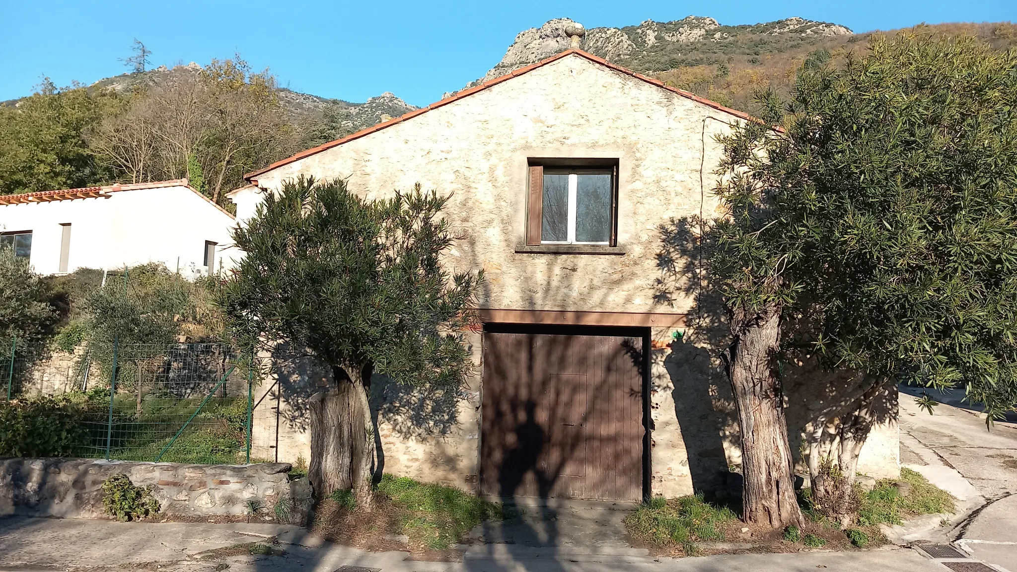 Maison en pierre avec garage et terrain constructible à Colombières-sur-Orb 