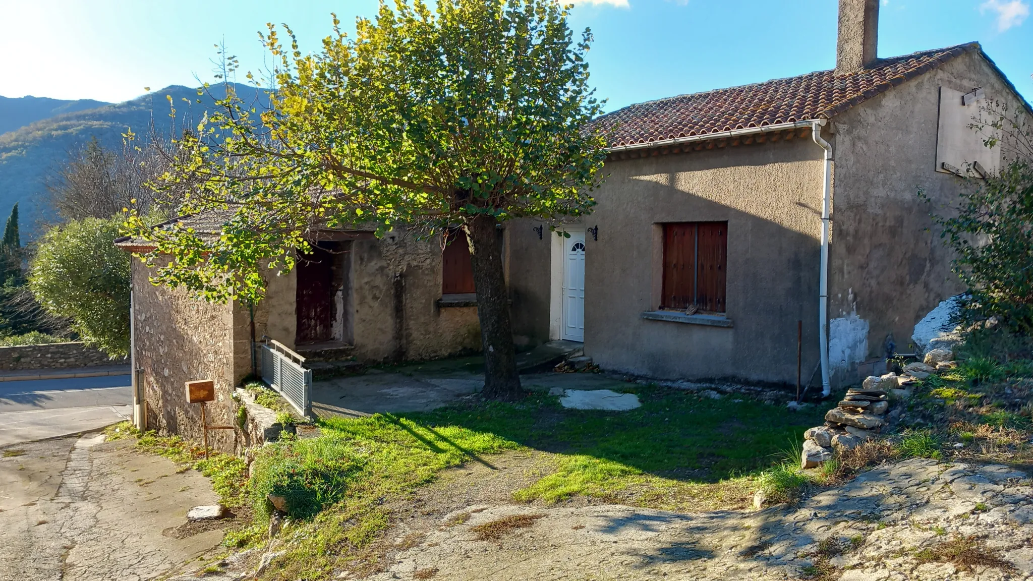 Maison en pierre avec garage et terrain constructible à Colombières-sur-Orb 