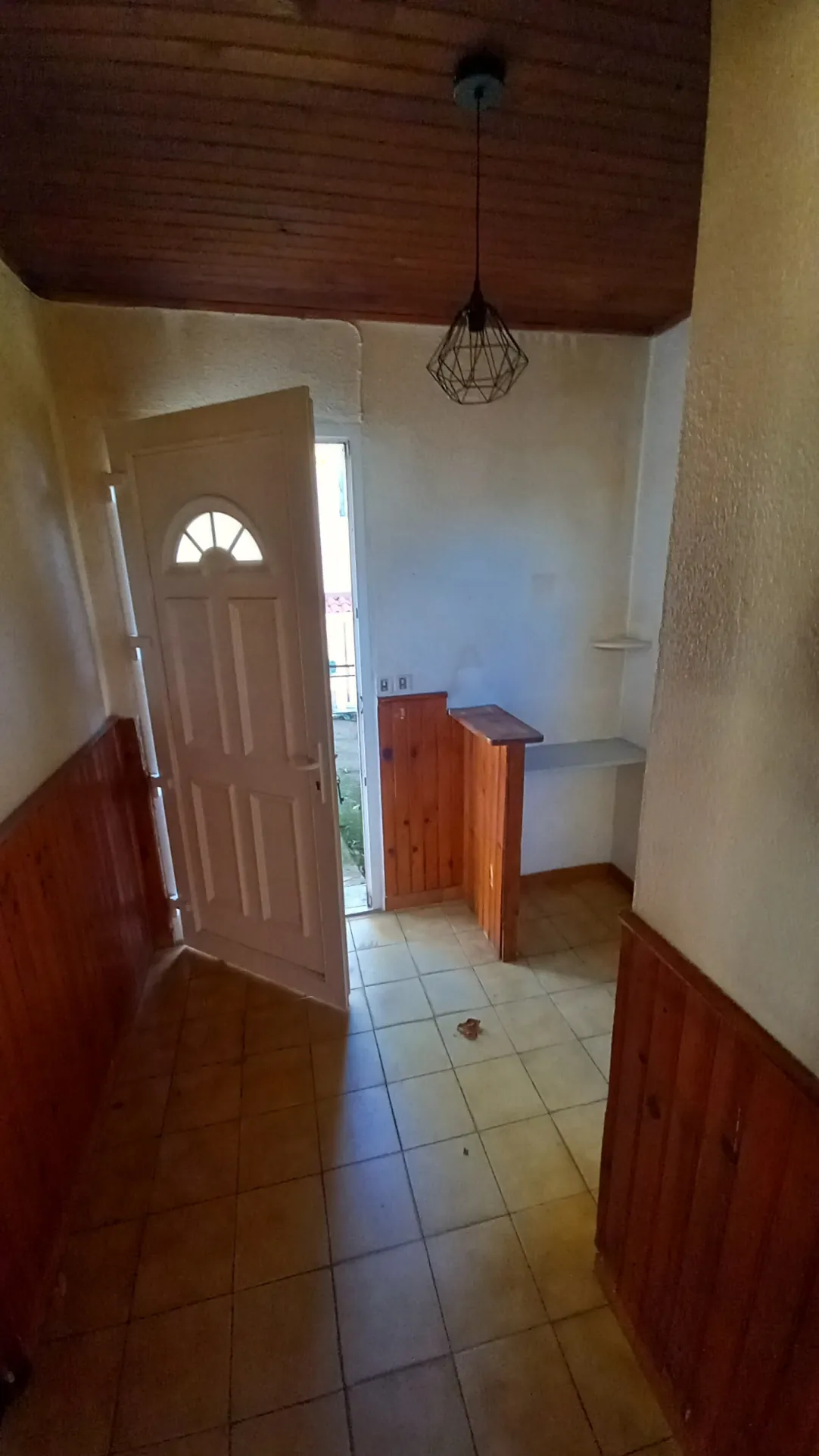 Maison en pierre avec garage et terrain constructible à Colombières-sur-Orb 