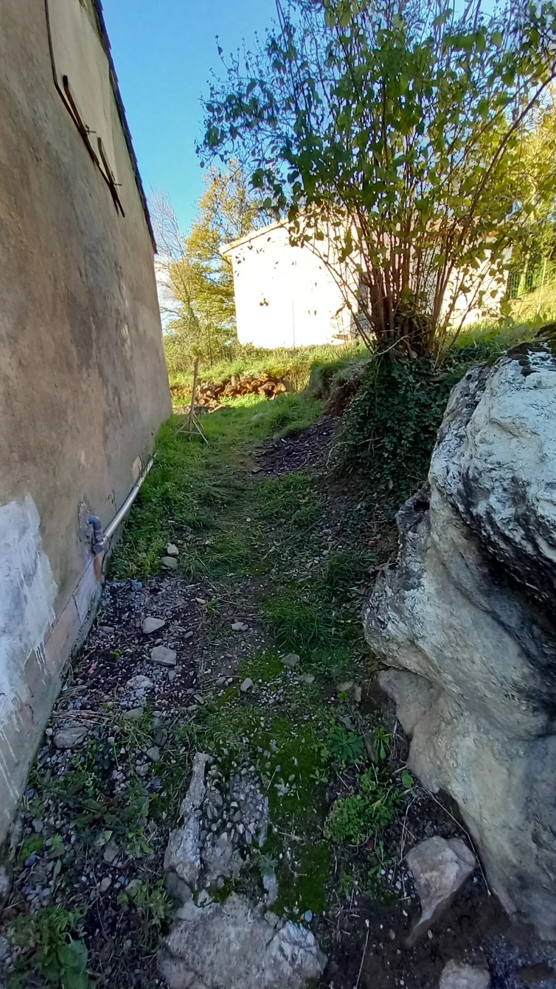 Maison en pierre avec garage et terrain constructible à Colombières-sur-Orb 