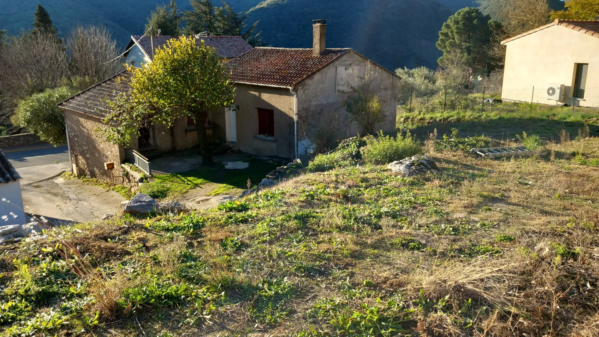 Maison en pierre avec garage et terrain constructible à Colombières-sur-Orb 