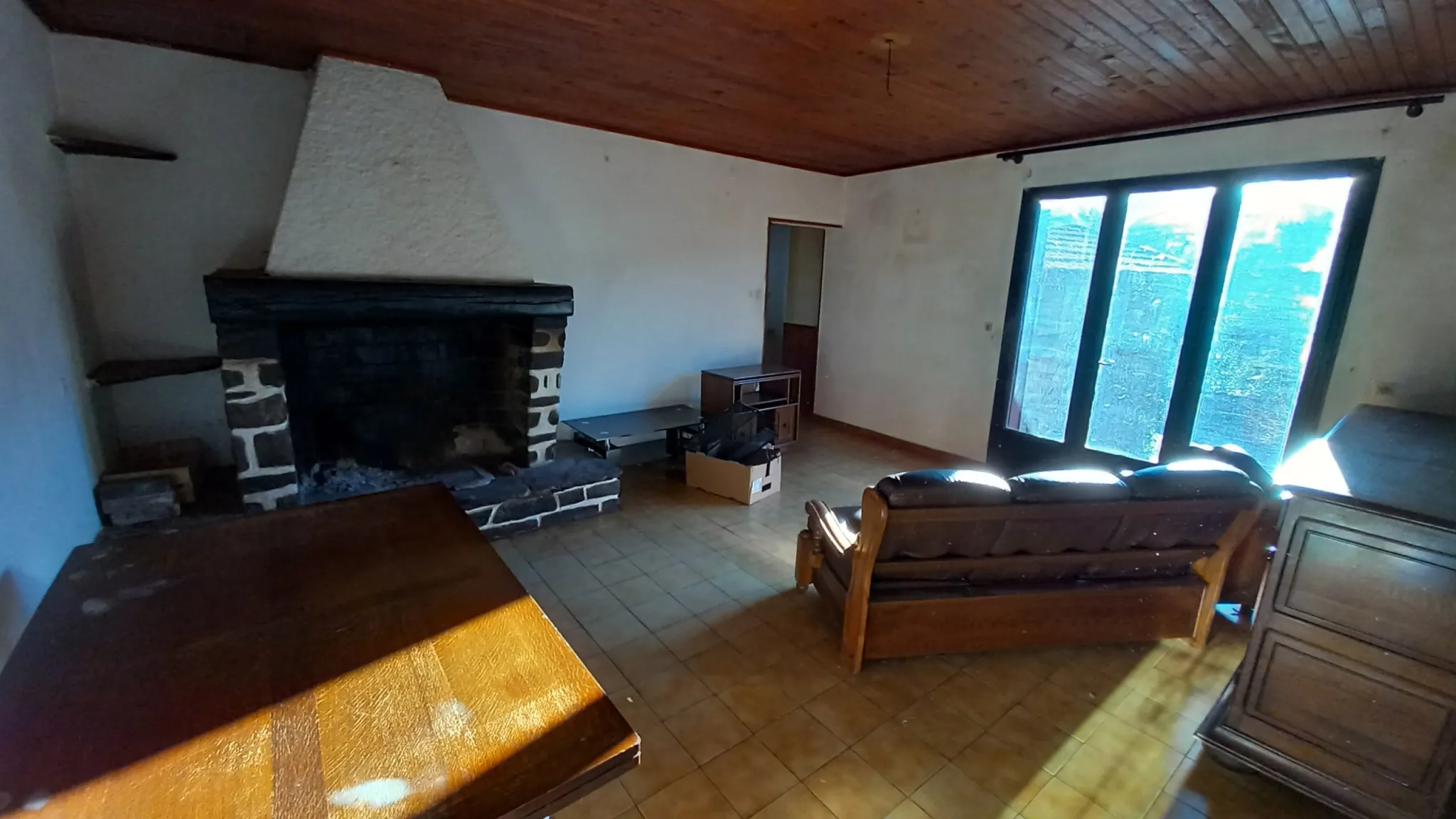 Maison en pierre avec garage et terrain constructible à Colombières-sur-Orb 