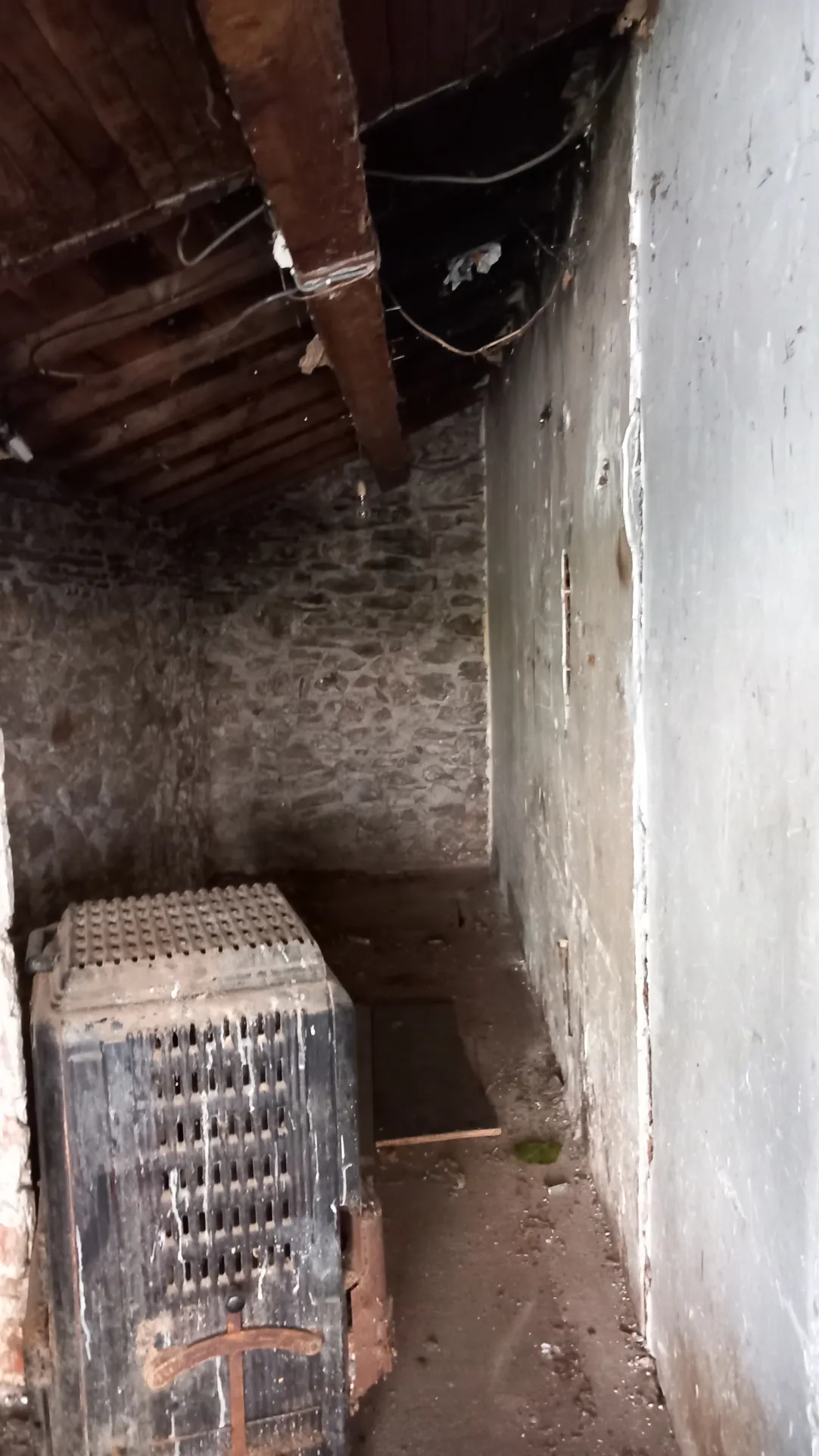 Maison en pierre avec garage et terrain constructible à Colombières-sur-Orb 