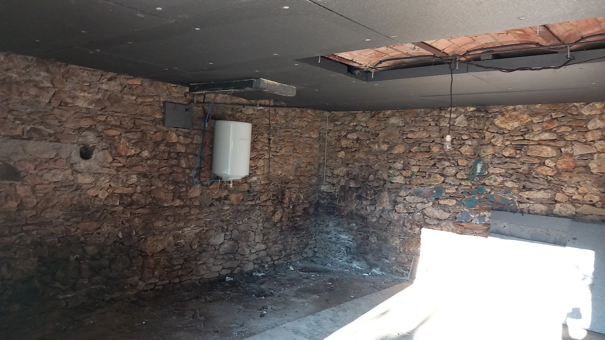 Maison en pierre avec garage et terrain constructible à Colombières-sur-Orb 