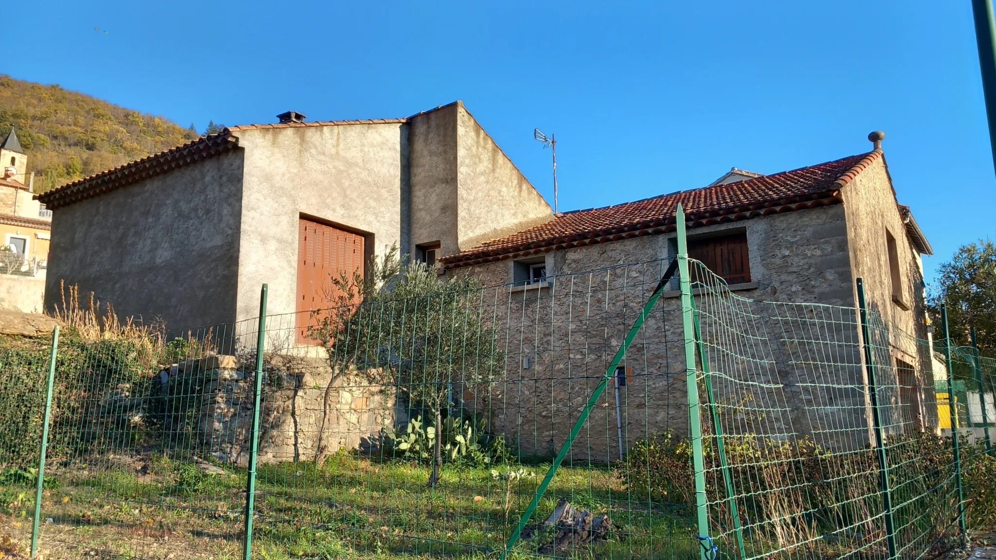 Maison en pierre avec garage et terrain constructible à Colombières-sur-Orb 