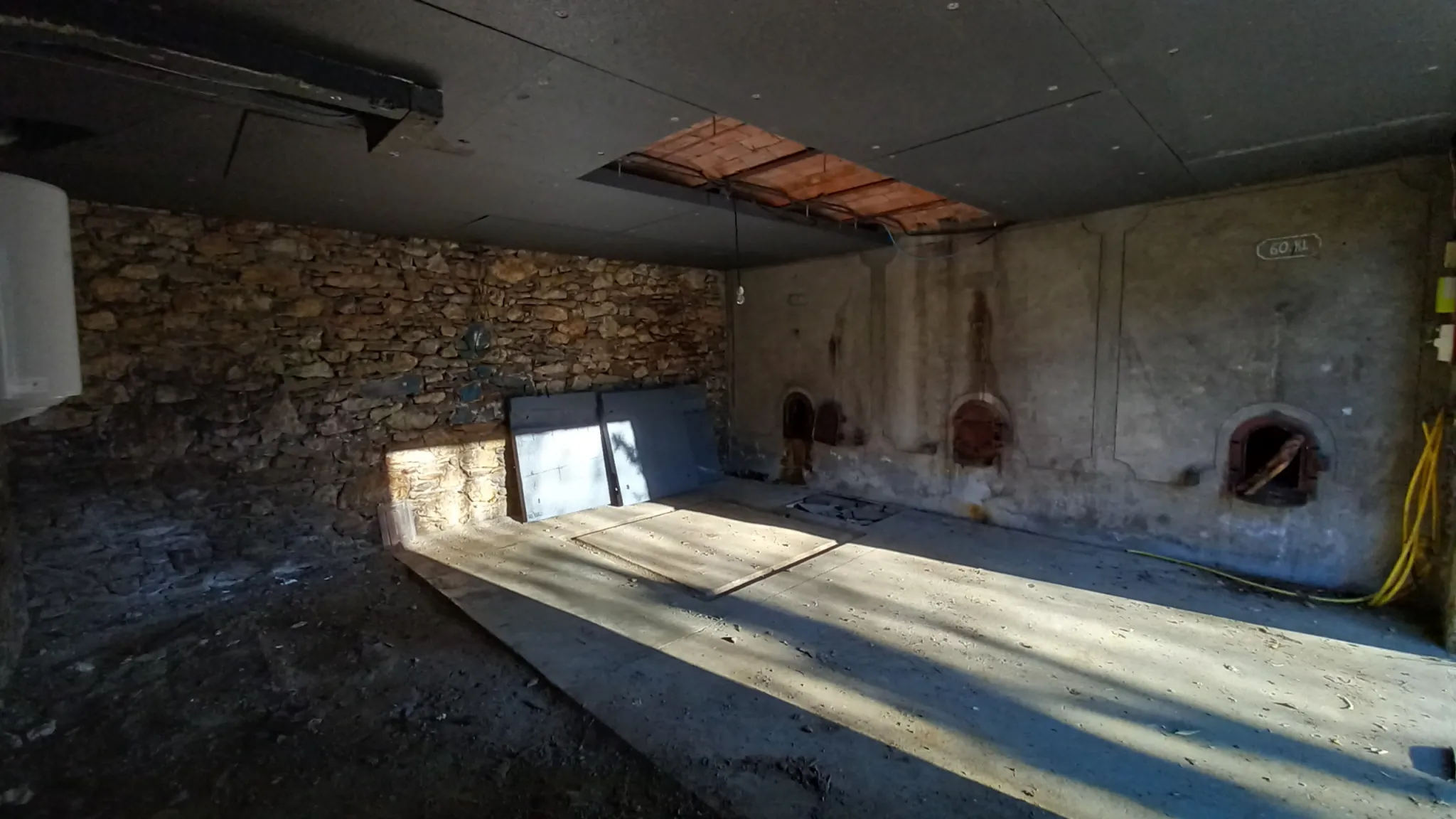 Maison en pierre avec garage et terrain constructible à Colombières-sur-Orb 