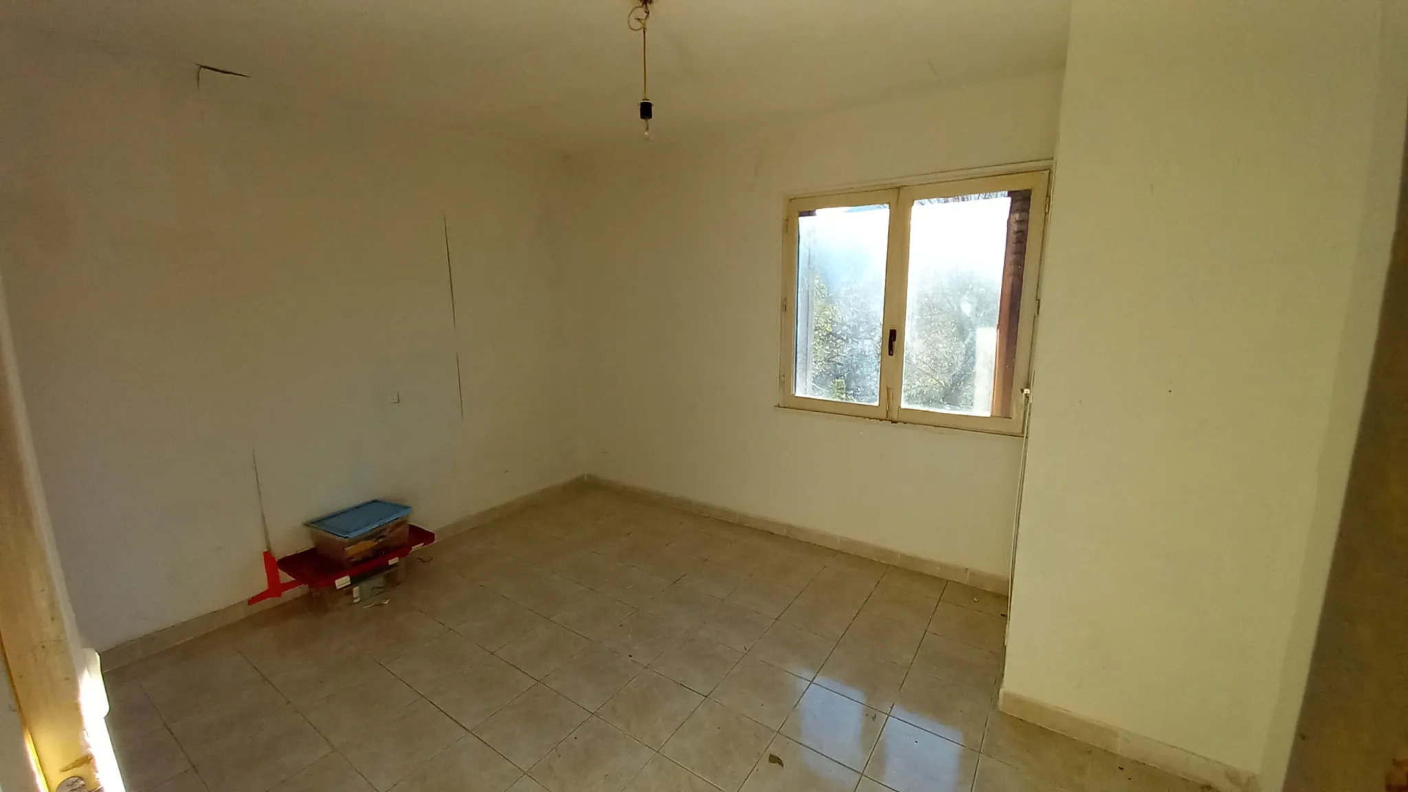 Maison en pierre avec garage et terrain constructible à Colombières-sur-Orb 