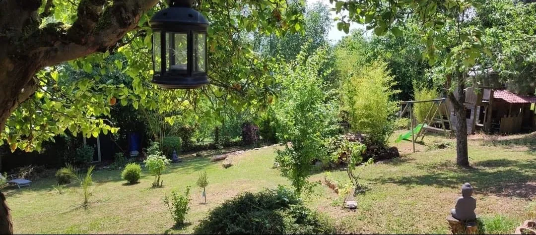 Terrain de loisir arboré à Precy-sur-Oise avec cabane pour enfants et abri de jardin