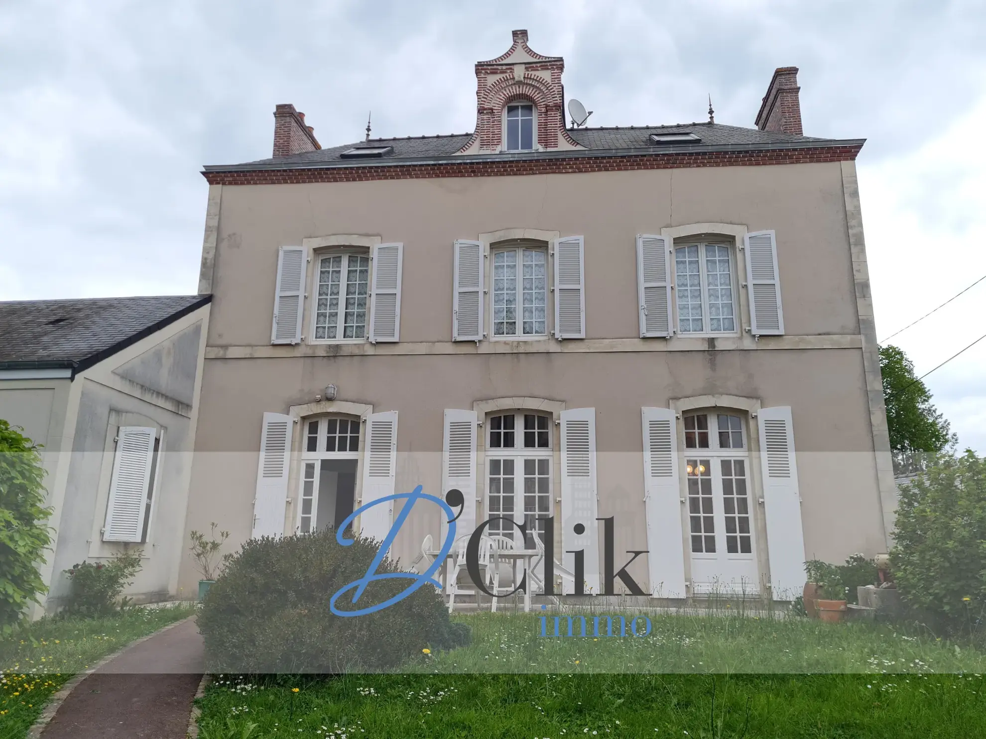 Maison bourgeoise authentique au cœur de Changé avec grand terrain