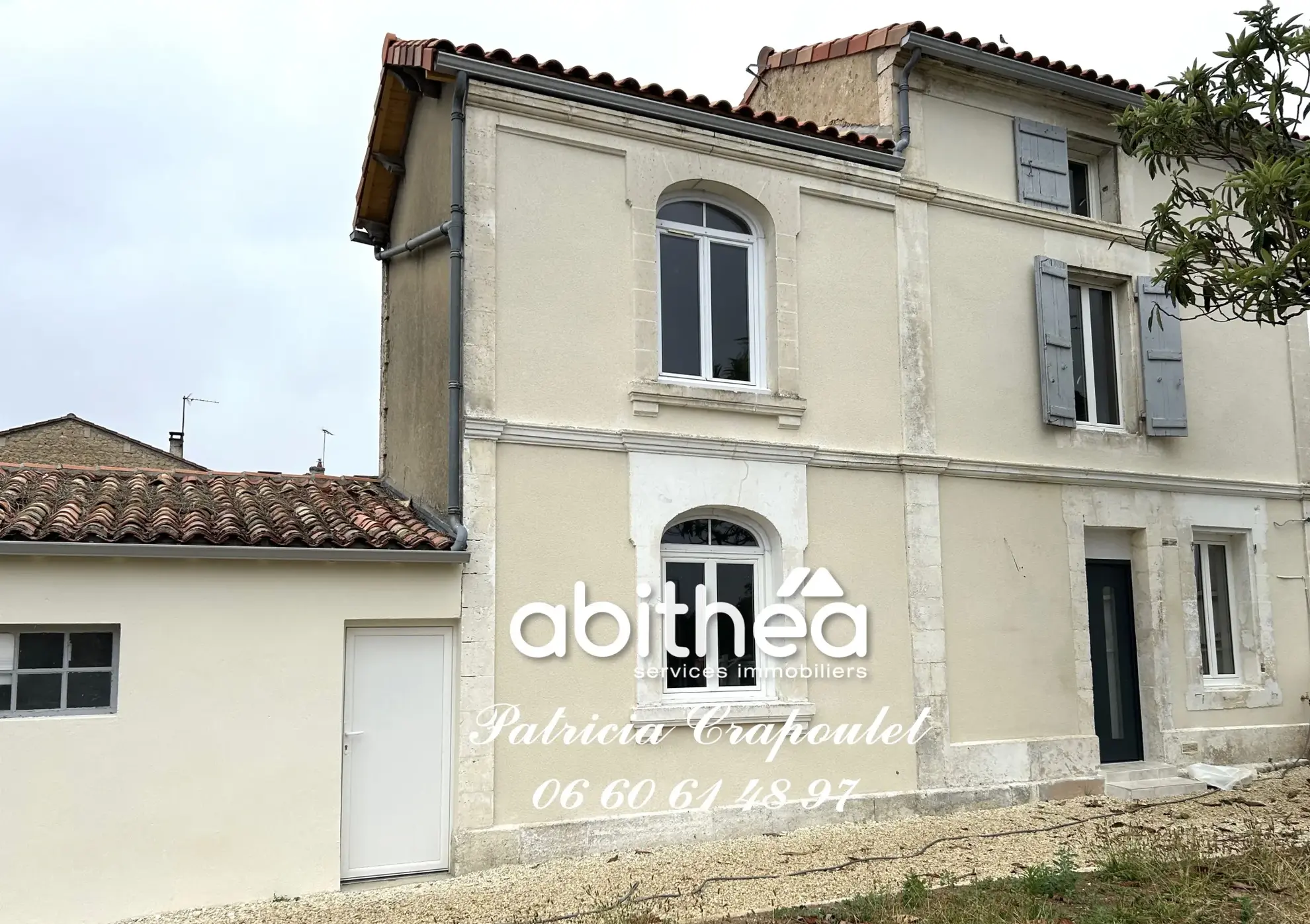 Maison de ville rénovée à Angoulême - 73 m², jardin et dépendances