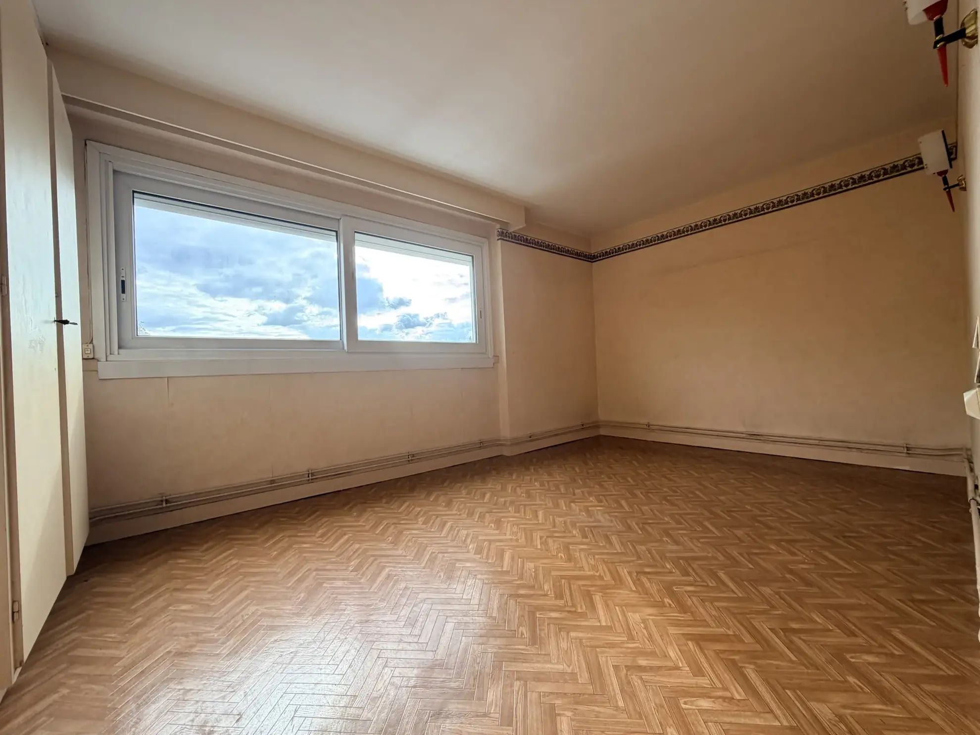 Appartement lumineux de 98 m² à vendre à Maubeuge en centre-ville 