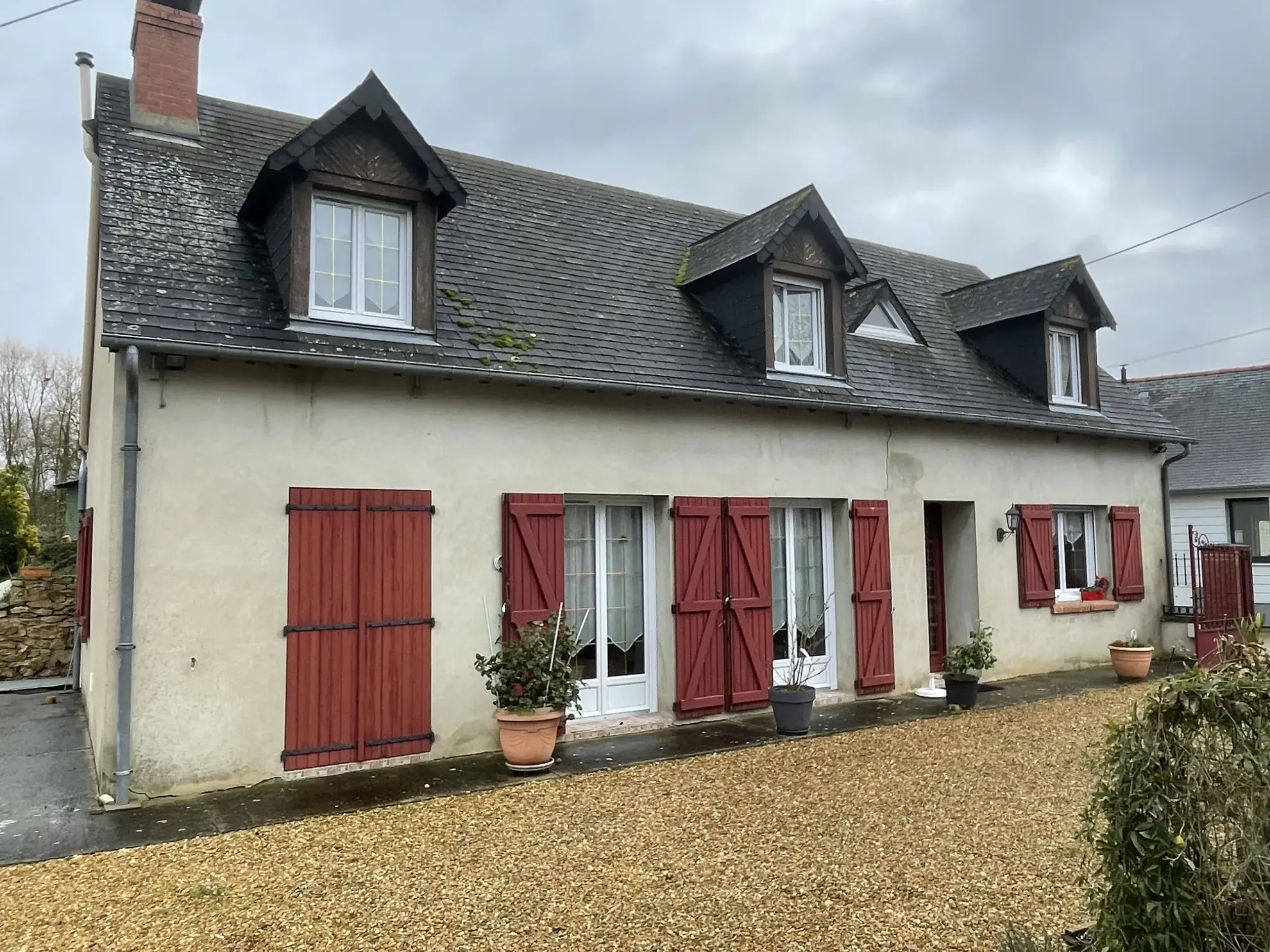 Longère de 120m² avec grand garage et terrain clos à Le Lude