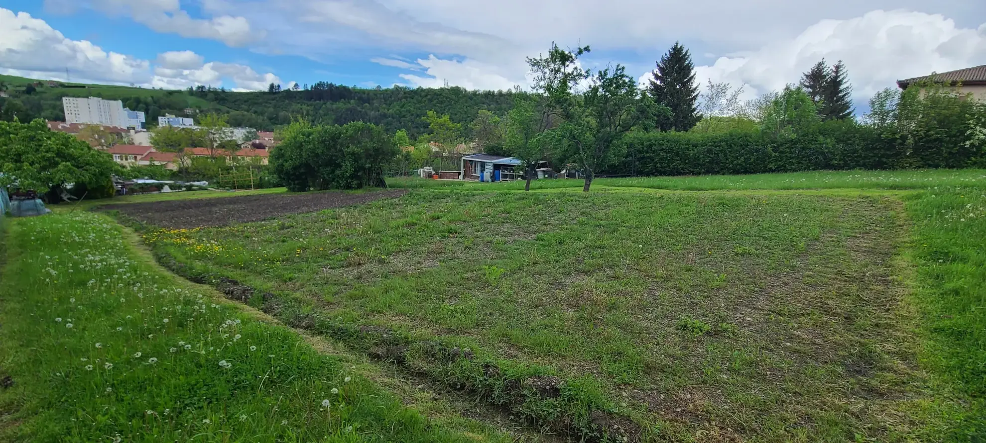 Terrain constructible de 2613 m² à Le Chambon Feugerolles en zone UC