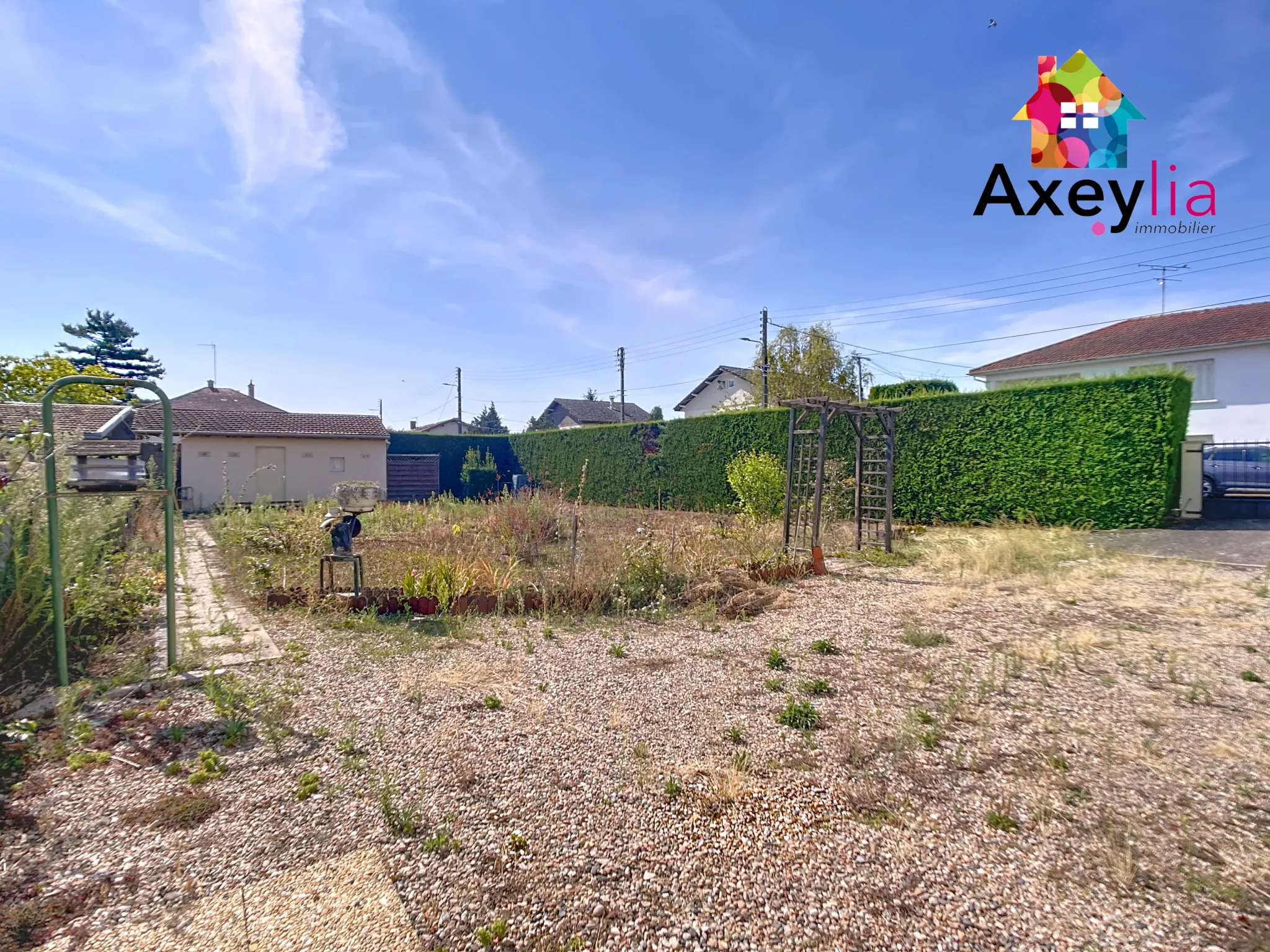 Maison ancienne à Le Coteau avec 3 chambres, terrain et dépendances 