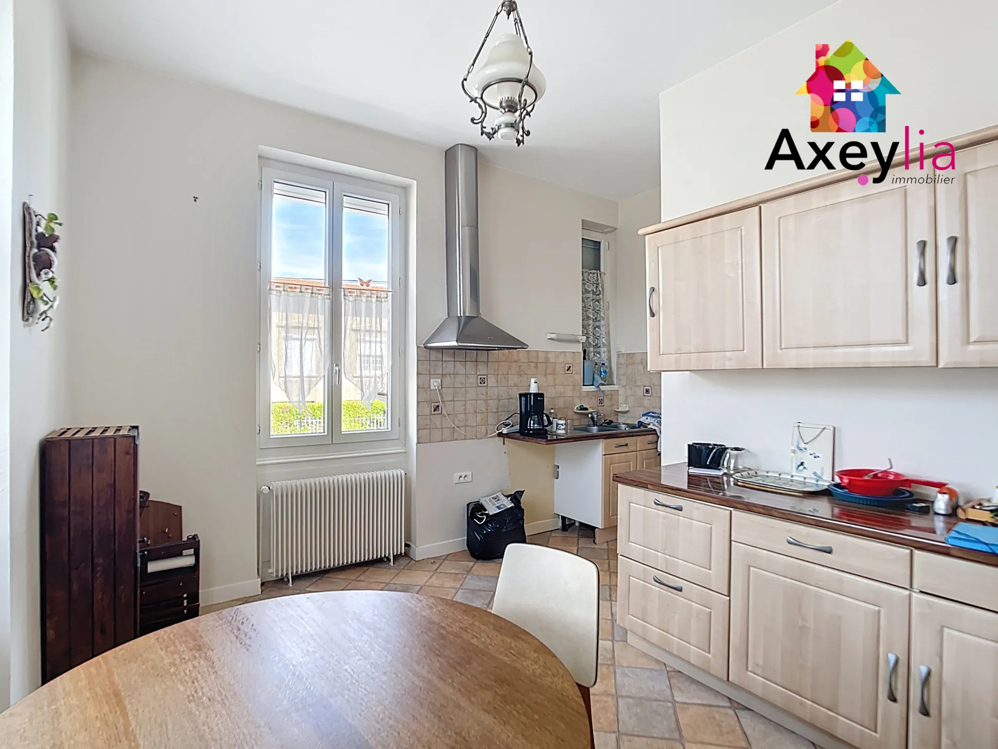 Maison ancienne à Le Coteau avec 3 chambres, terrain et dépendances 