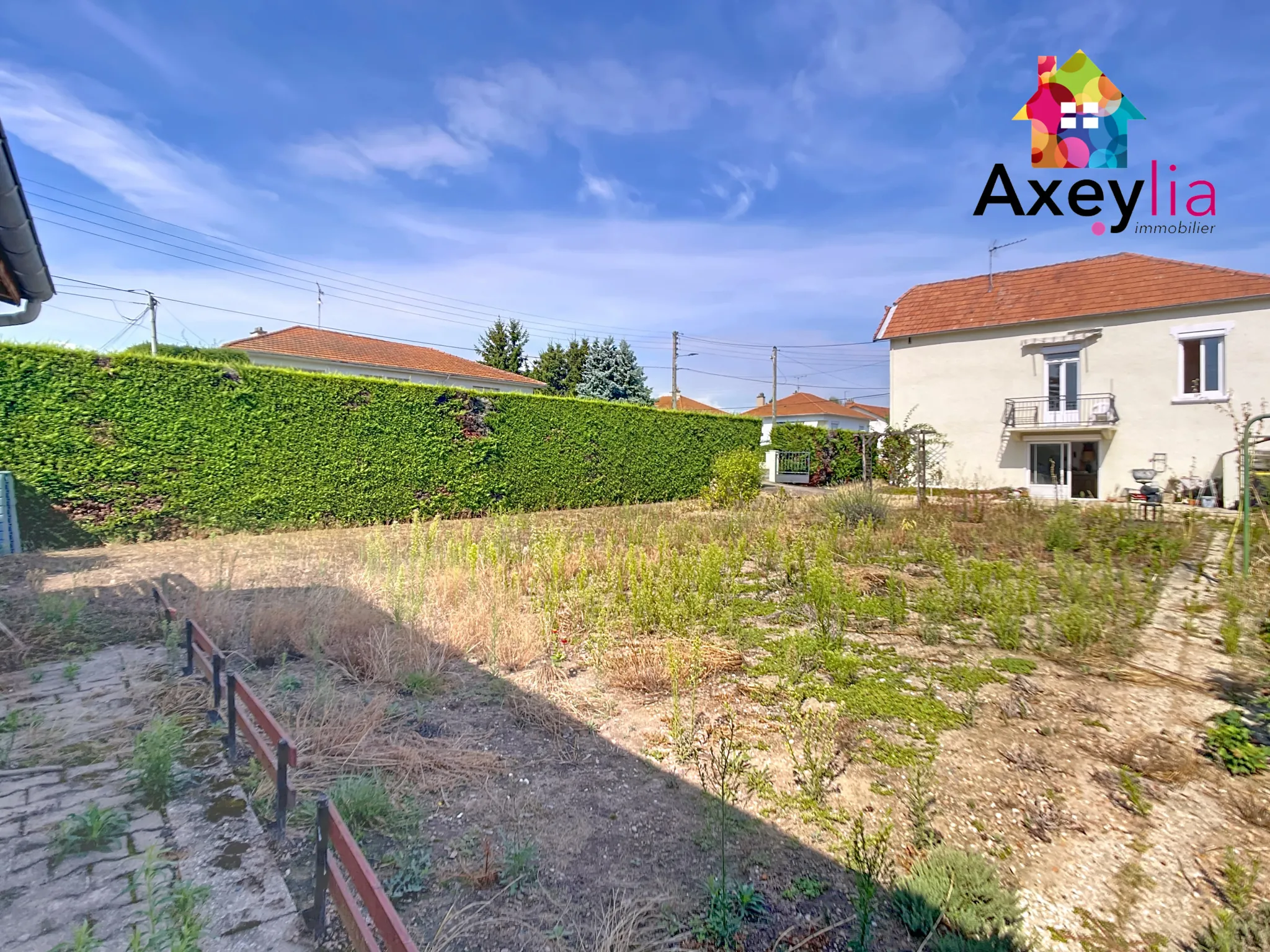 Maison ancienne à Le Coteau avec 3 chambres, terrain et dépendances 