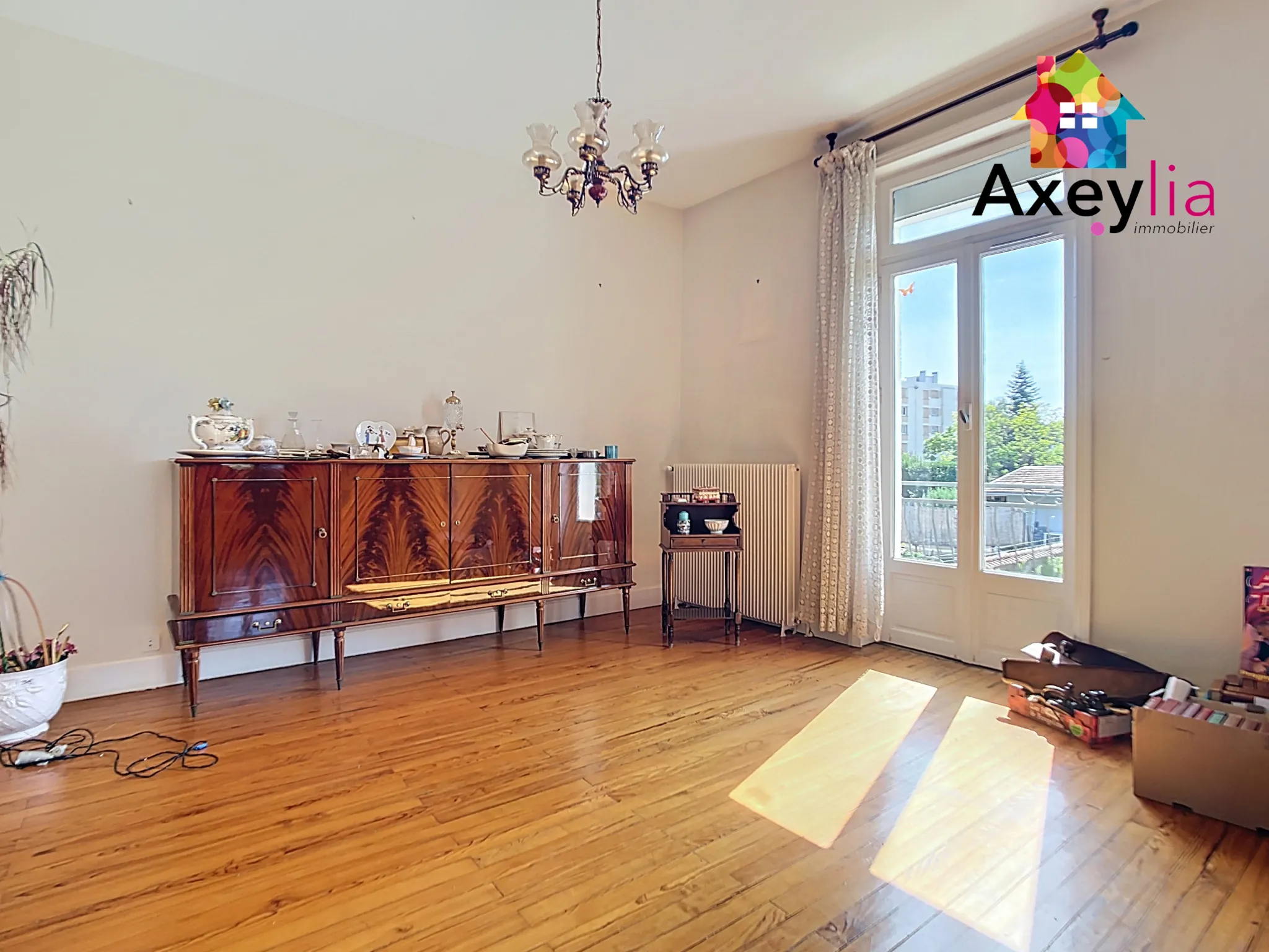 Maison ancienne à Le Coteau avec 3 chambres, terrain et dépendances 