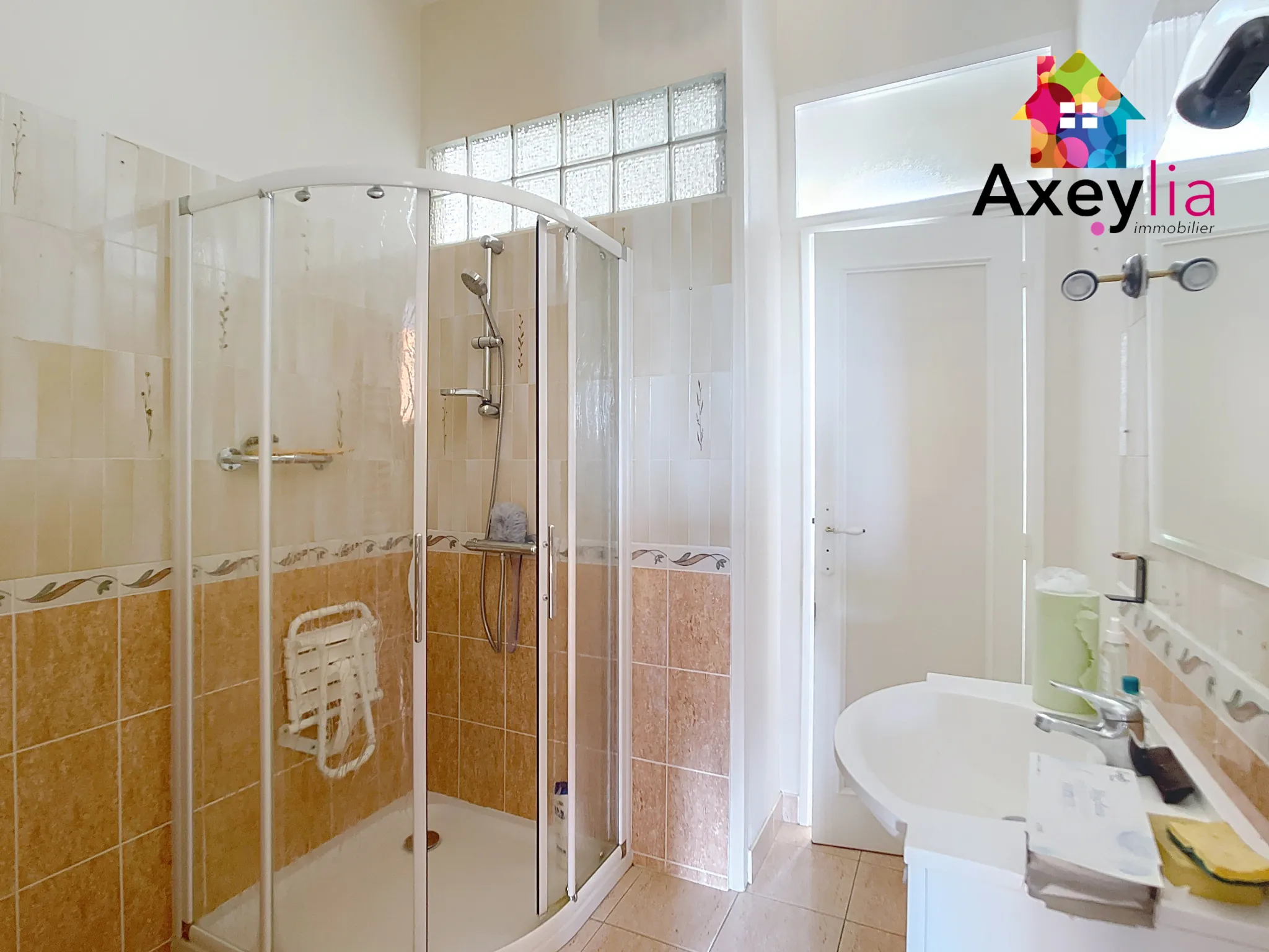 Maison ancienne à Le Coteau avec 3 chambres, terrain et dépendances 