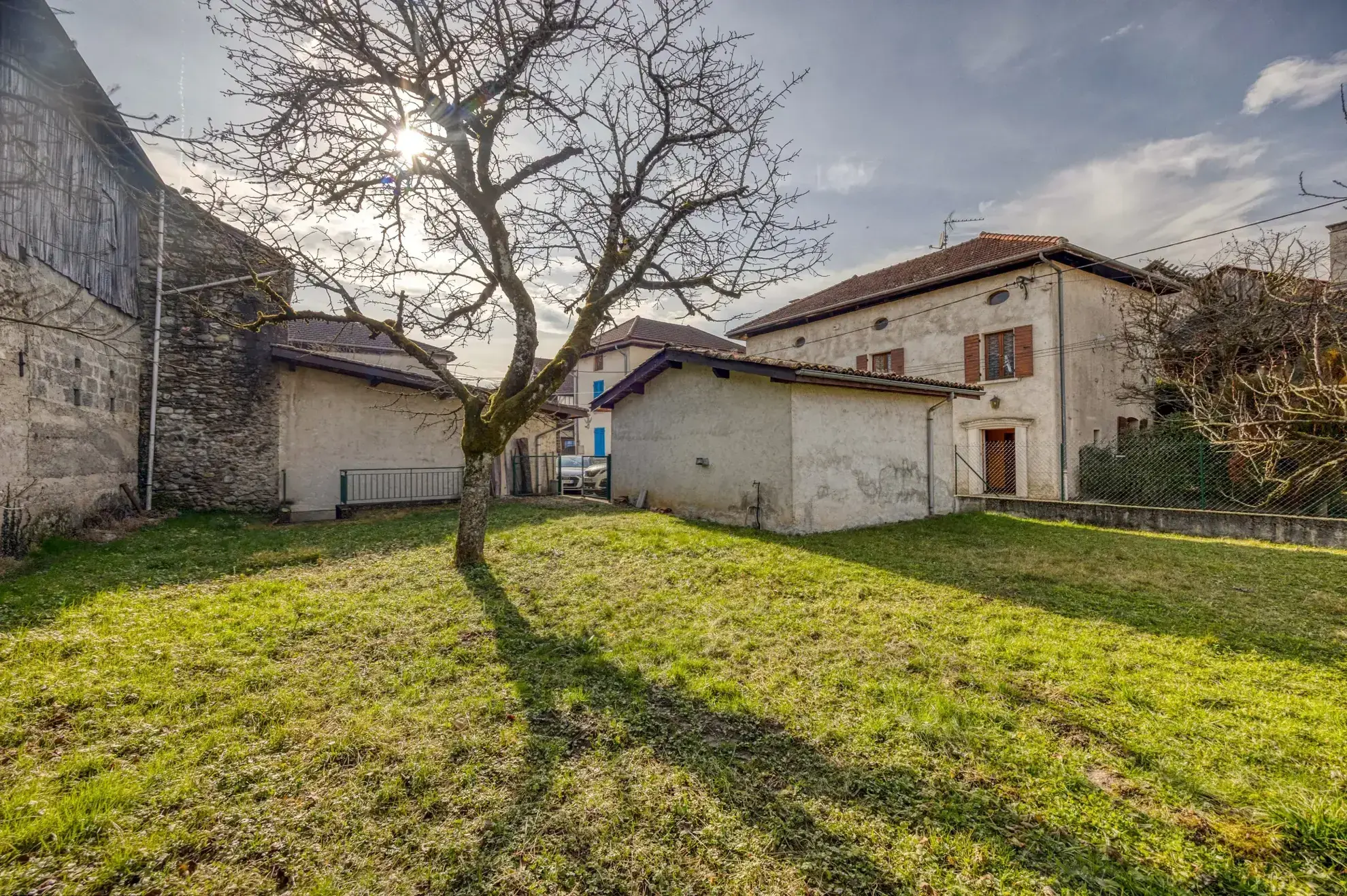 Terrain constructible non viabilisé avec garage à Villard Benoît (38) 