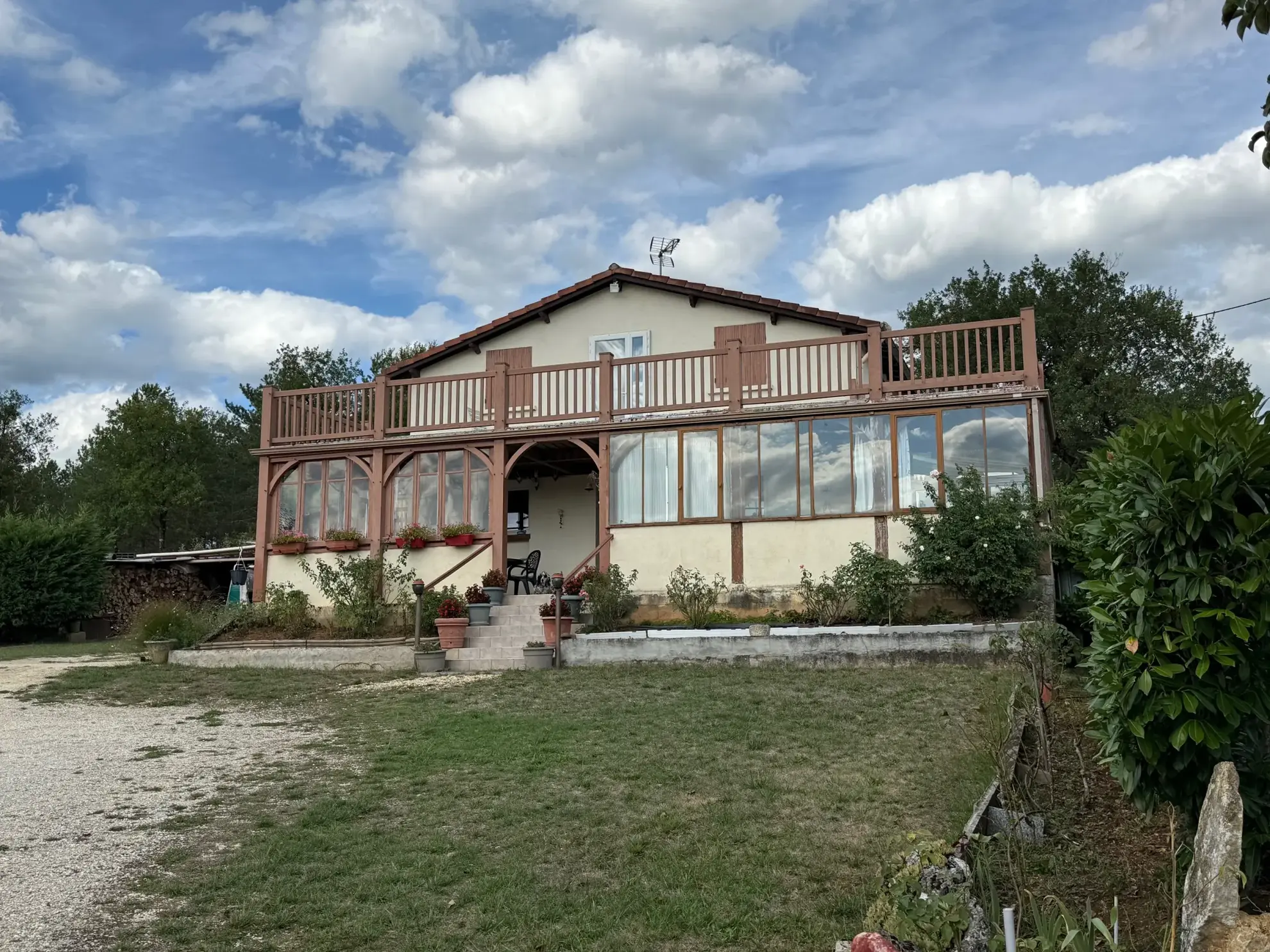 À vendre ancienne ferme équestre avec manège, maison et prairie à Fumel, Lot-et-Garonne
