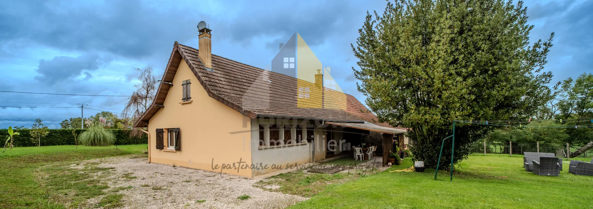 Ferme rénovée avec dépendances et grand terrain à Bletterans 