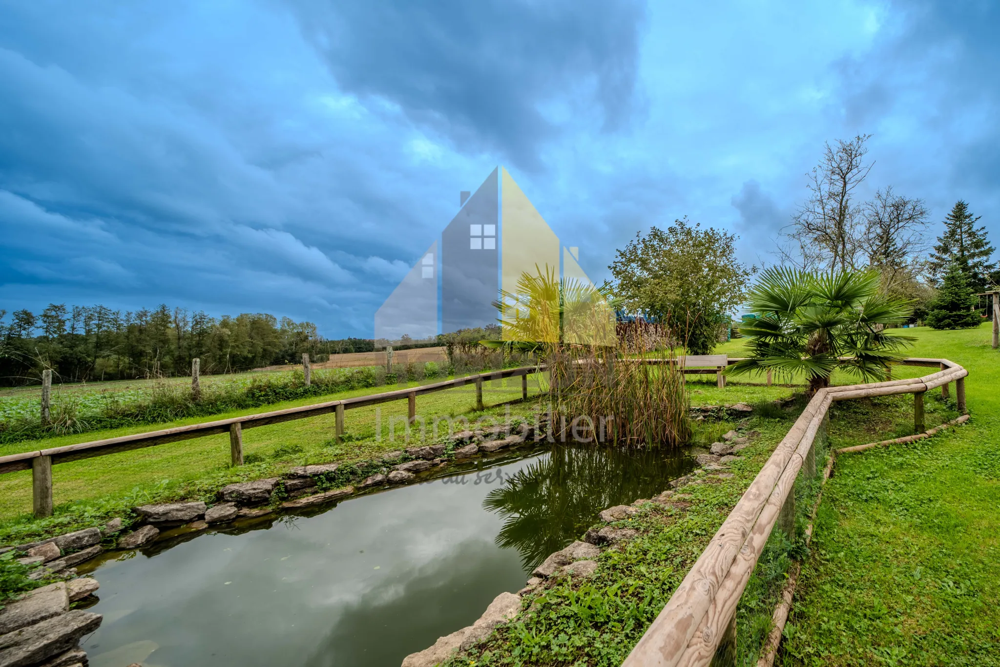 Ferme rénovée avec dépendances et grand terrain à Bletterans 