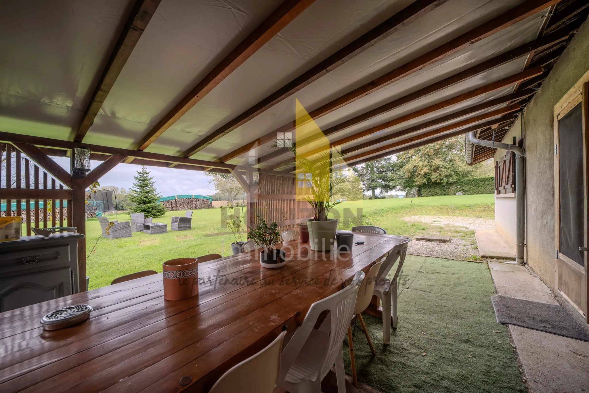 Ferme rénovée avec dépendances et grand terrain à Bletterans 