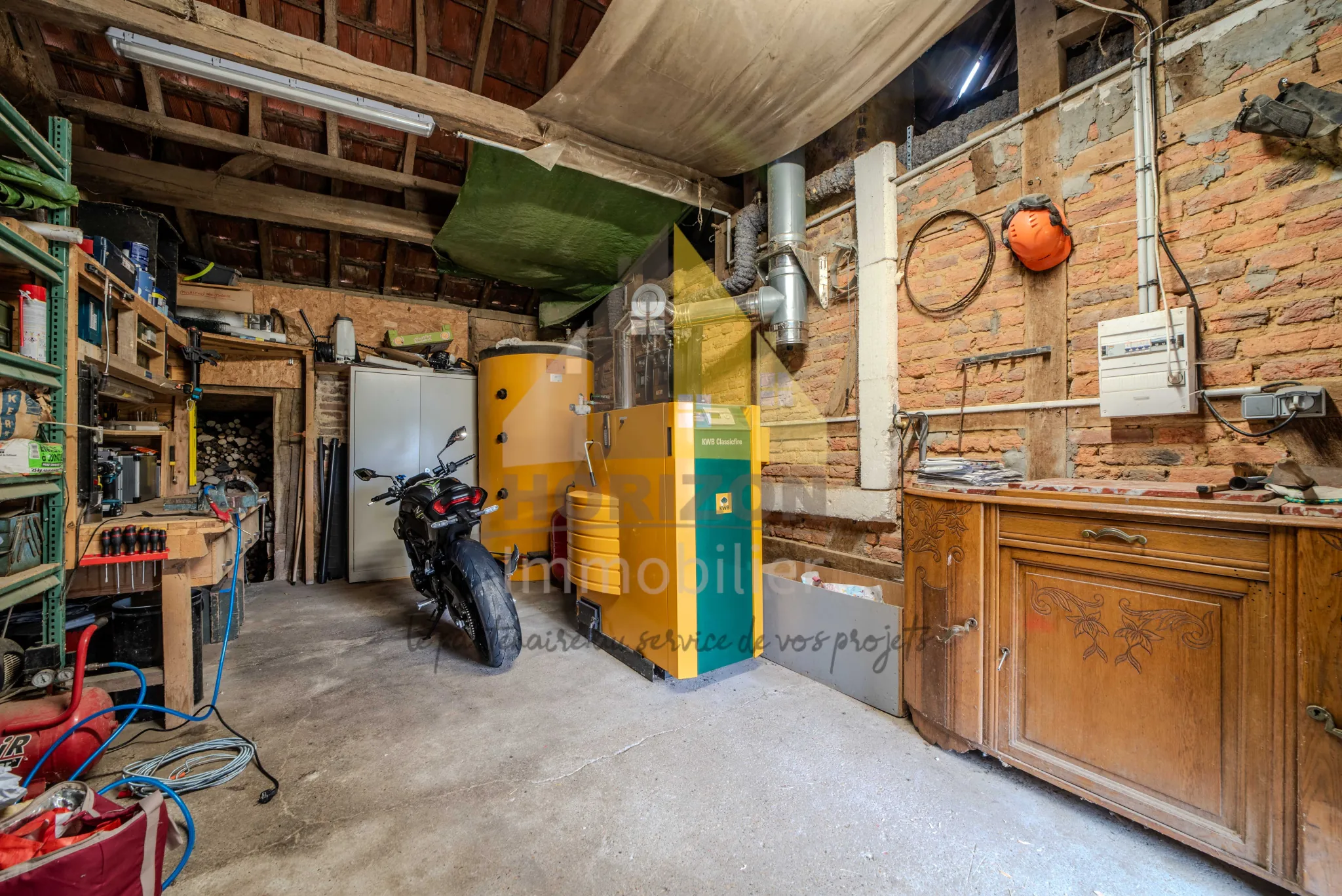 Ferme rénovée avec dépendances et grand terrain à Bletterans 