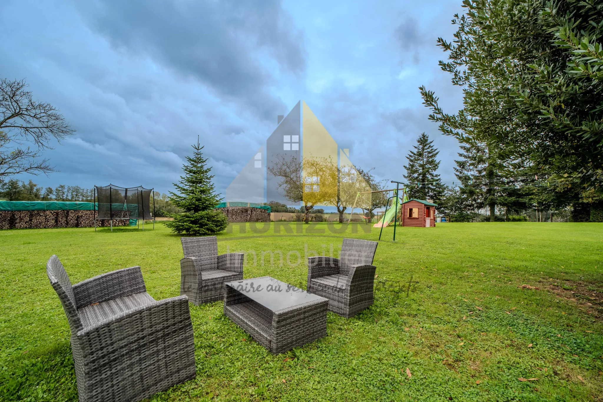 Ferme rénovée avec dépendances et grand terrain à Bletterans 