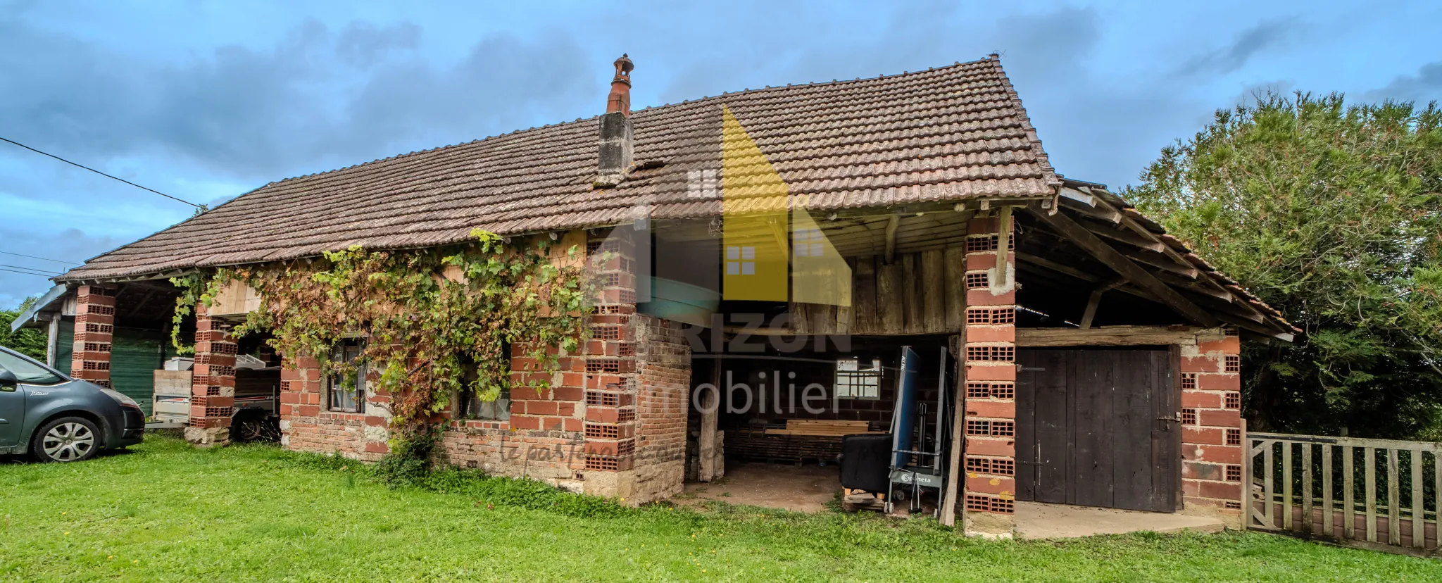 Ferme rénovée avec dépendances et grand terrain à Bletterans 