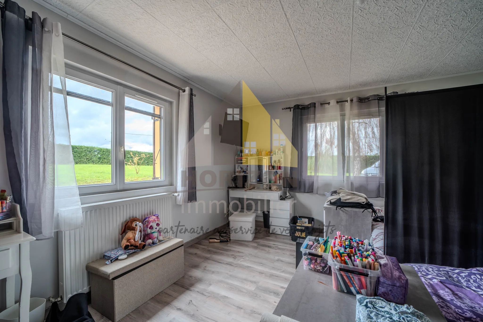 Ferme rénovée avec dépendances et grand terrain à Bletterans 