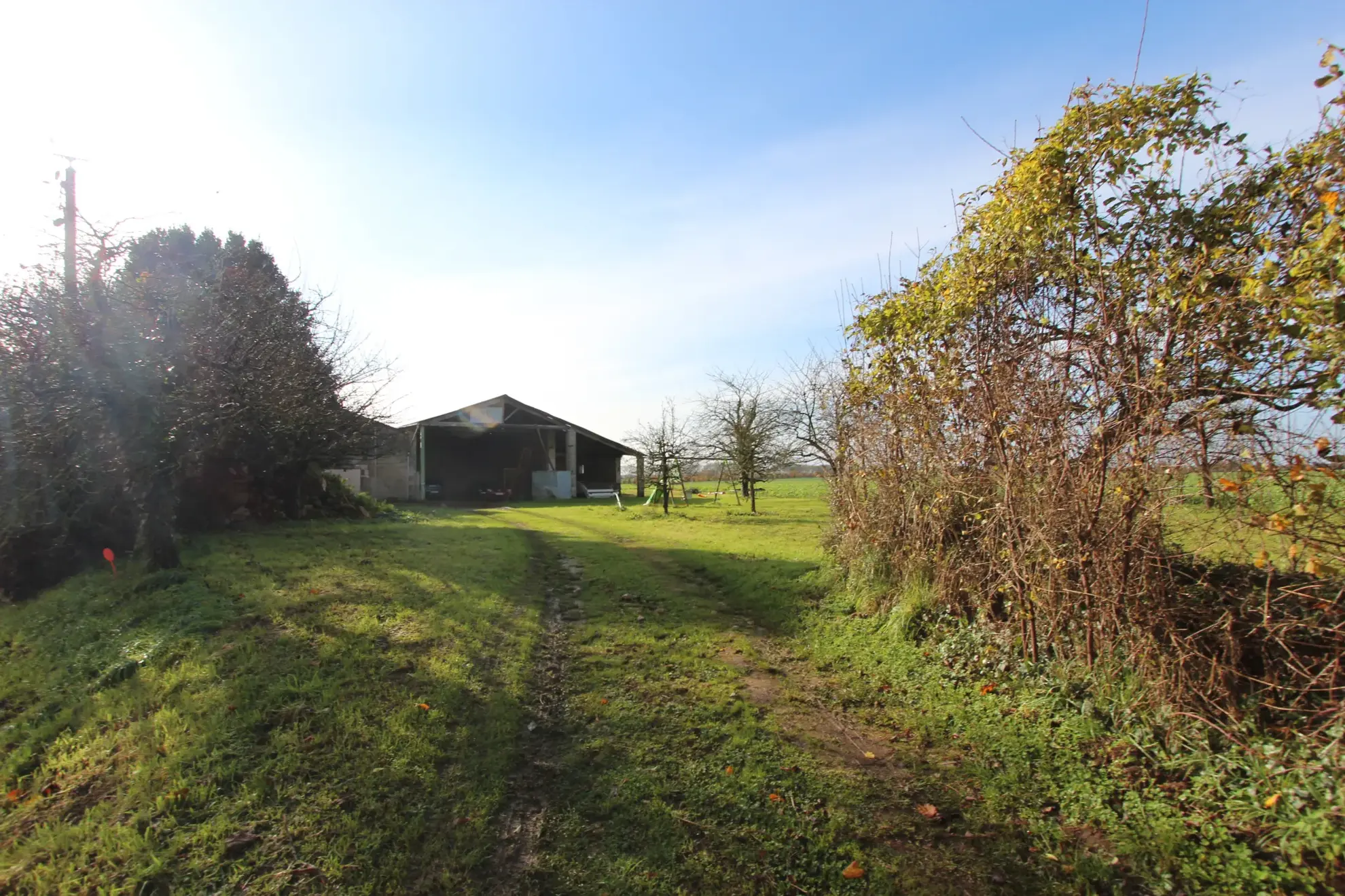 Magnifique maison en pierres avec hangars, piscine chauffée, proche Niort 